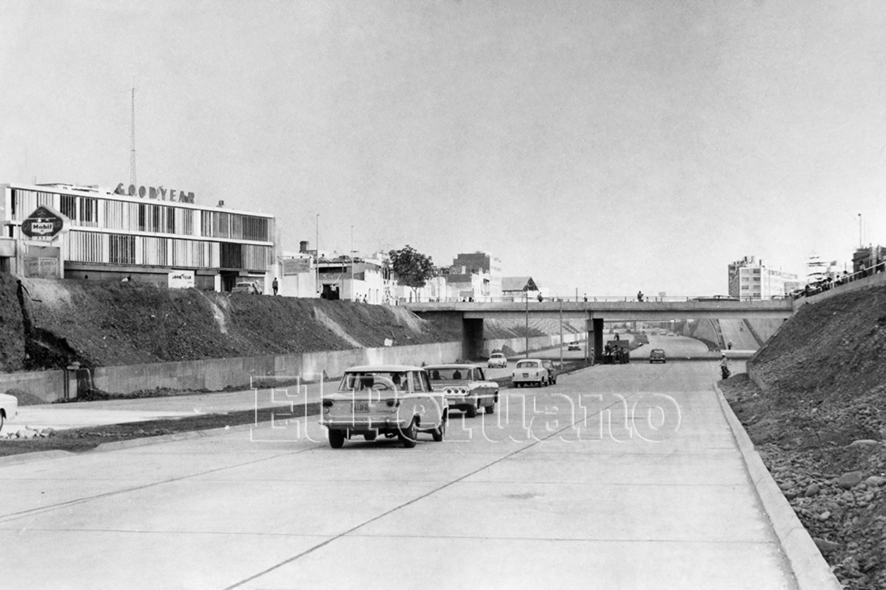 Lima - 27 marzo de 1967 / Vista de la vía expresa del Paseo de la República en un tramo ya concluido de la primera etapa.  Foto Archivo Histórico de EL PERUANO