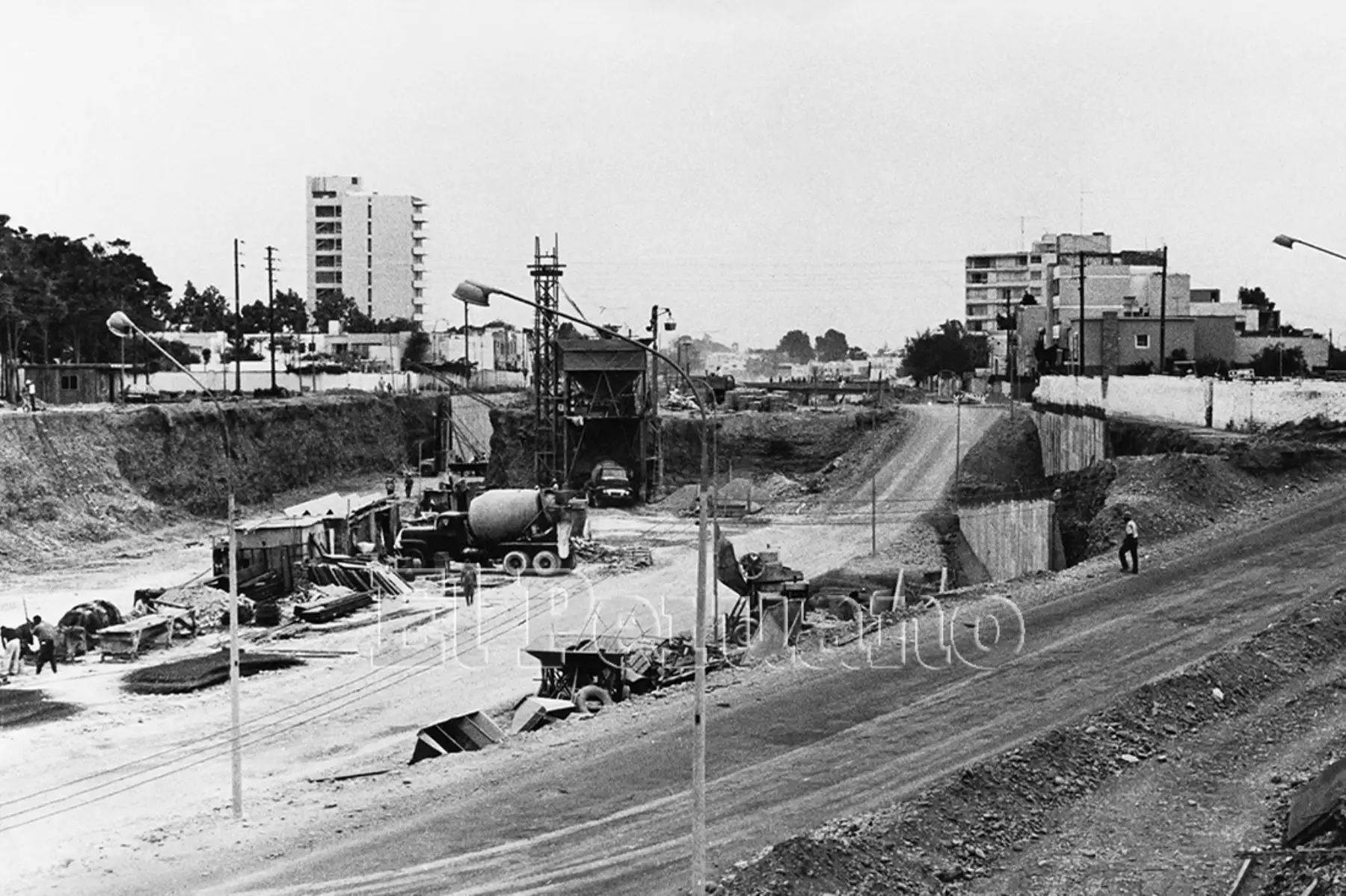 Lima - 16 noviembre 1971 / Construcción de la segunda etapa de la vía expresa del Paseo de la República.  Foto Archivo Histórico de EL PERUANO