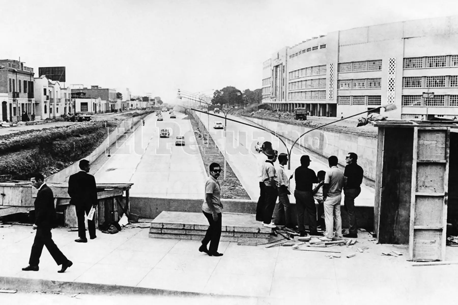 Lima - 13 febrero 1971 / Funcionarios del Concejo Provincial de Lima inspeccionan la vía expresa del Paseo de la República a la altura del Estadio Nacional.  Foto Archivo Histórico de EL PERUANO