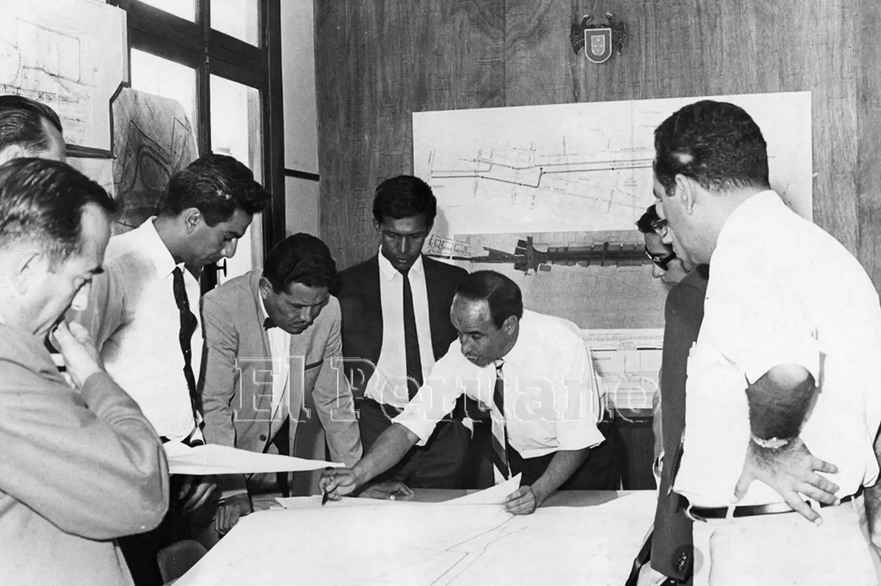 Lima - 14 abril 1966 / Técnicos del Concejo Provincial de Lima revisan los estudios para la construcción de la vía expresa del Paseo de la República.  Foto Archivo Histórico de EL PERUANO