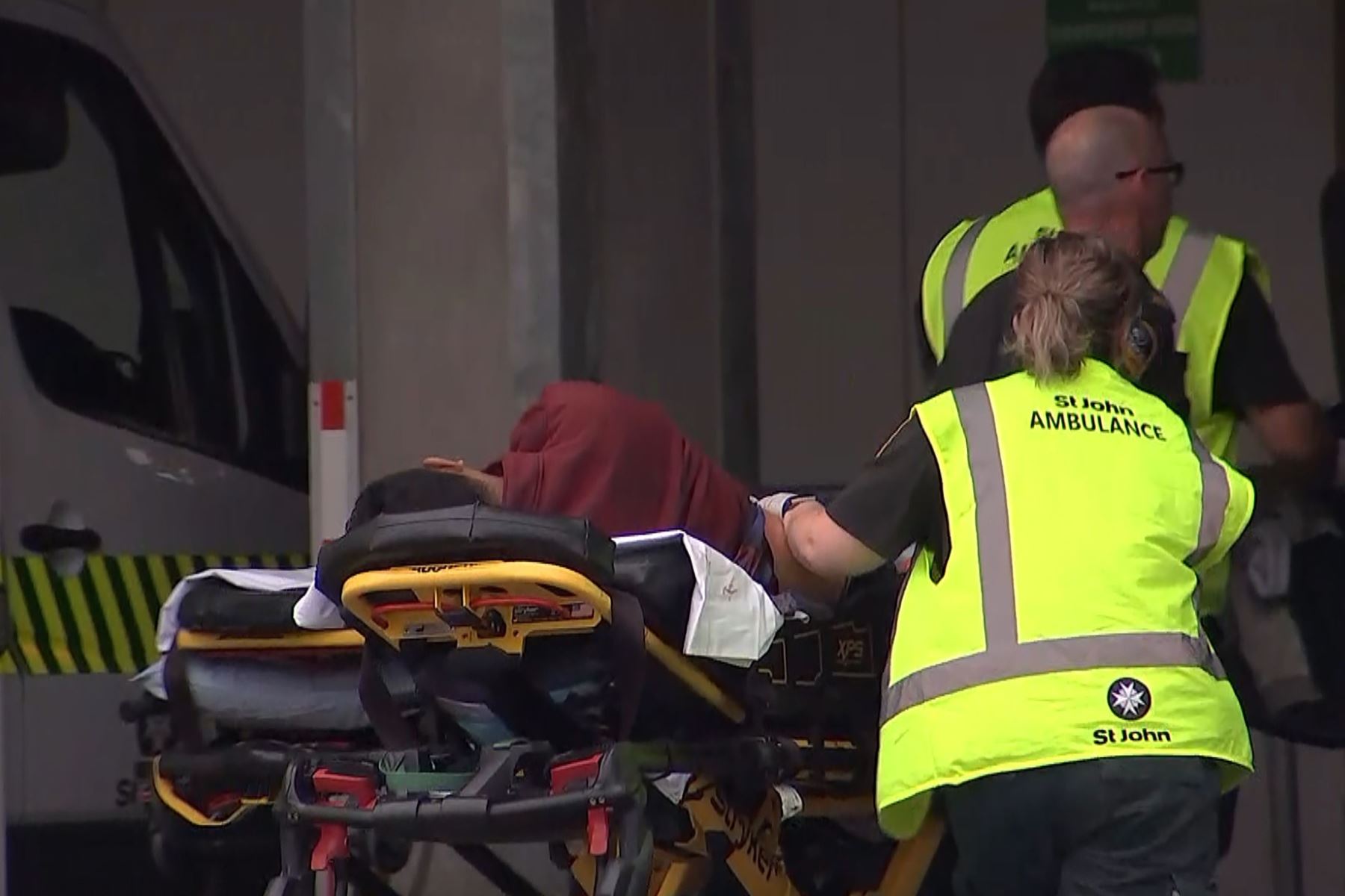 Captura de imagen de TV New Zealand tomada el 15 de marzo de 2019 muestra a una víctima que llega a un hospital luego de los disparos en la mezquita de Christchurch.