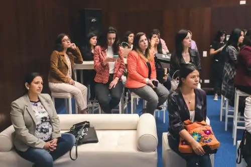 Mujeres estudiantes de ingeniería tienen oportunidad de presentar ideas de negocios en concurso.
