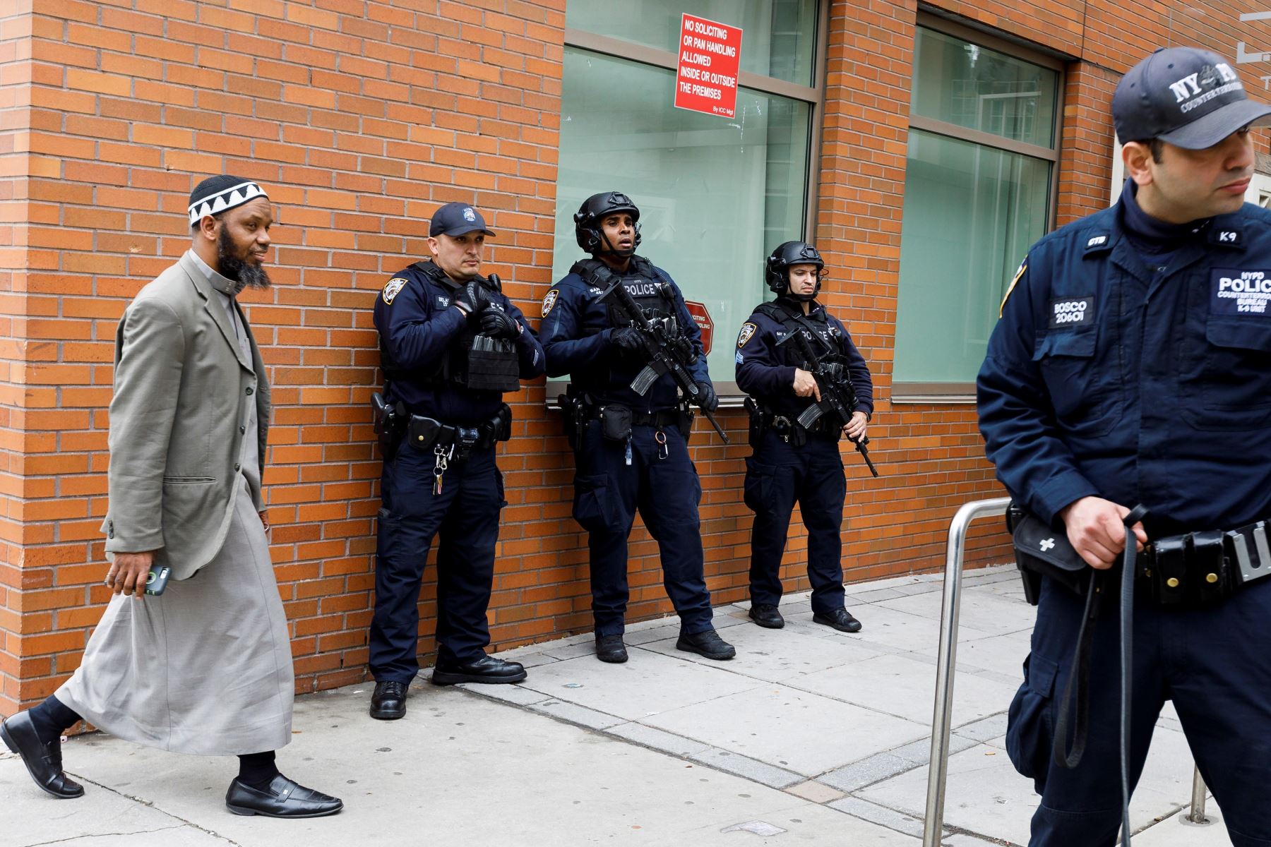 Policías de la ciudad de Nueva York patrullan la entrada al Centro Cultural Islámico en Nueva York, Estados Unidos, luego del tiroteo en las mezquitas en Nueva Zelanda. Foto: EFE