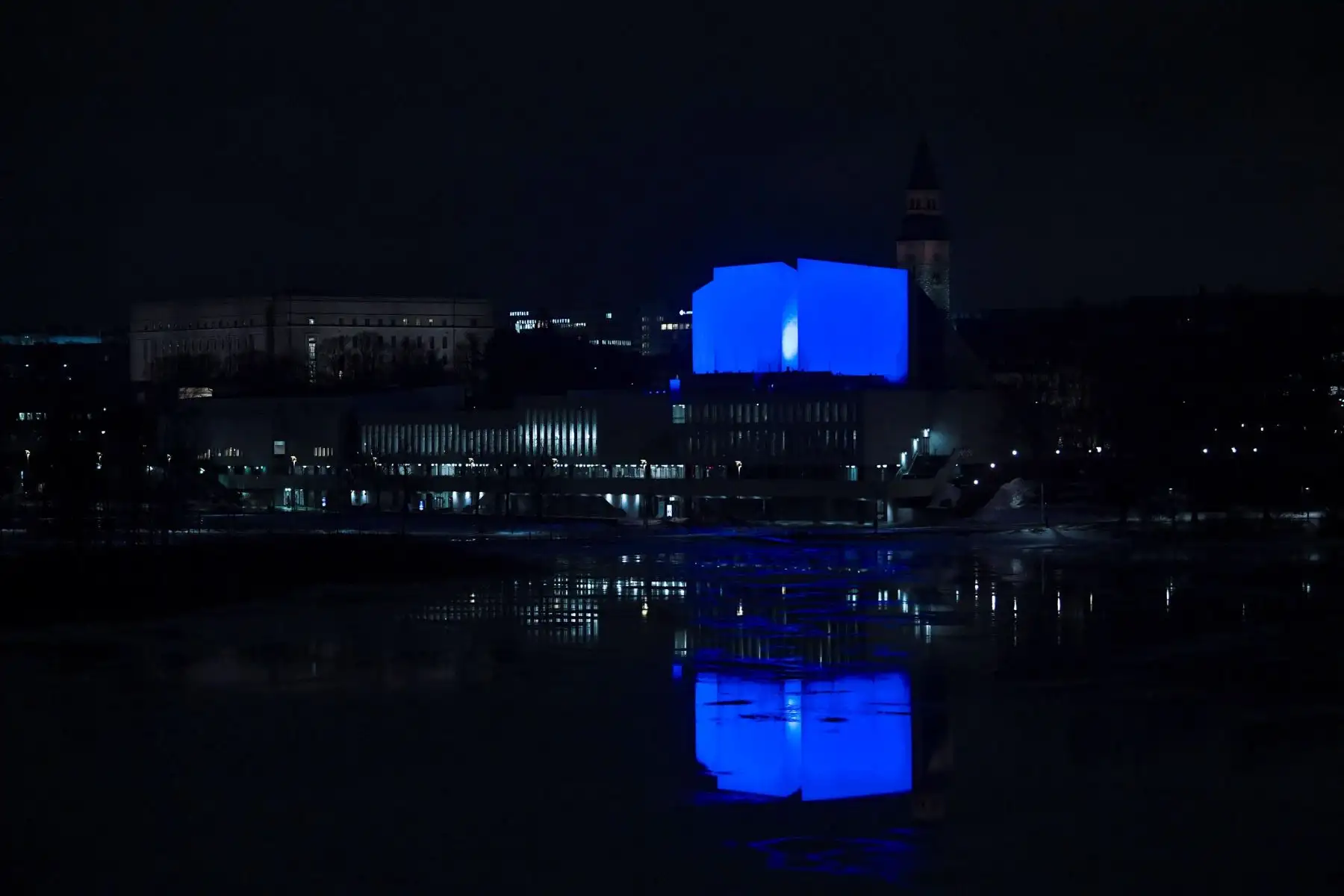 El centro de congresos y eventos de Helsinki se ilumina de azul en memoria de las víctimas del atentado terrorista que se ha producido en dos mezquitas de Nueva Zelanda. Foto: AFP