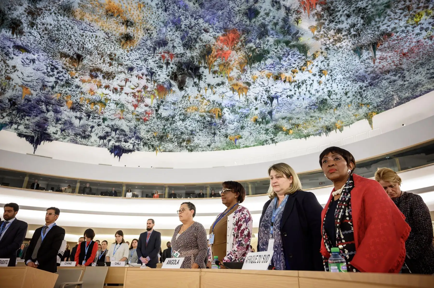 Delegados permanecen de pie durante un minuto de silencio luego del tiroteo masivo que tuvo lugar en Nueva Zelanda durante una reunión del Consejo de Derechos Humanos de las Naciones Unidas en Ginebra. Foto: AFP