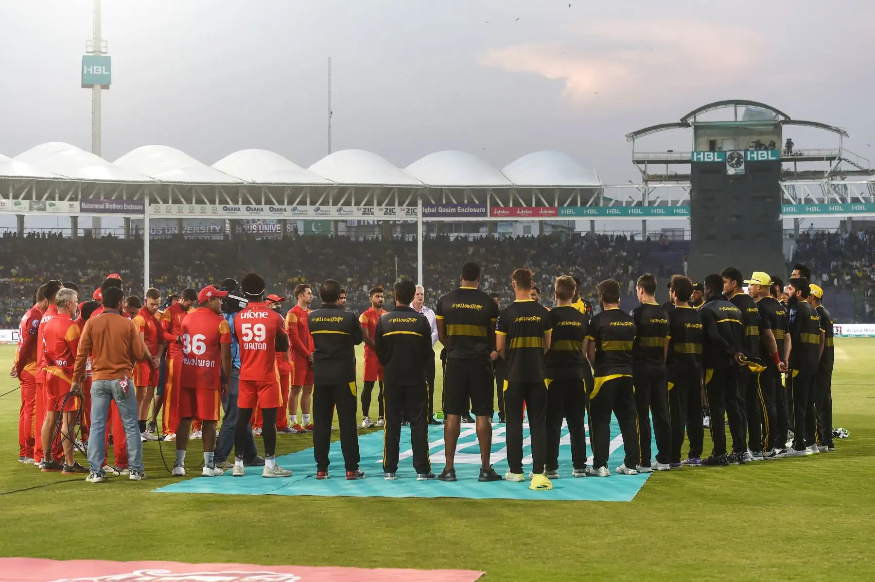 Jugadores de cricket paquistaníes permanecen en silencio para rendir homenaje a las víctimas de las dos mezquitas atacadas en Nueva Zelanda. Foto: AFP