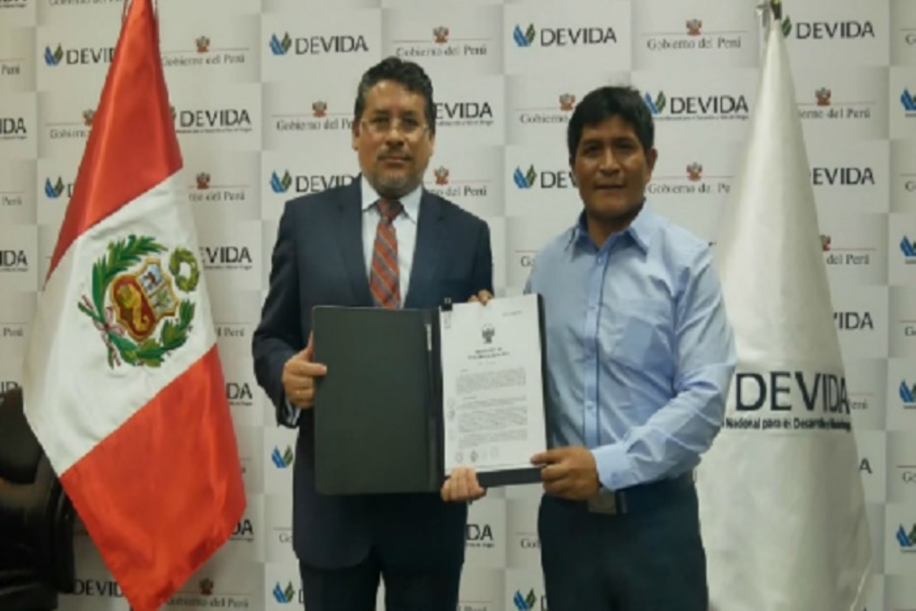 Presidente ejecutivo de Devida, Rubén Vargas Céspedes, entrega resolución que crea oficina Devida en Anchihuay al alcalde de ese distrito ubicado en el Vraem, Juan Remigio Borda.