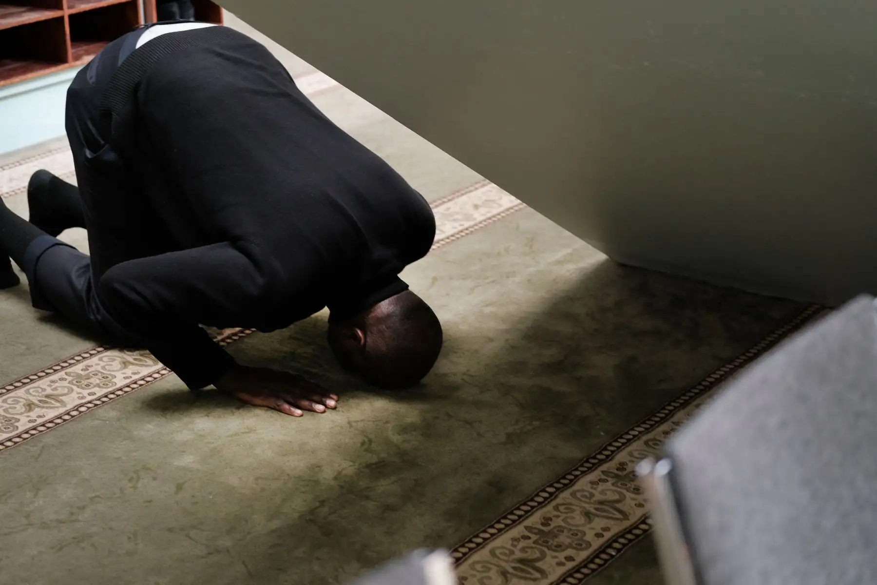Un hombre reza en una mezquita en Manhattan después de los tiroteos en dos mezquitas en Nueva Zelanda. Foto: AFP