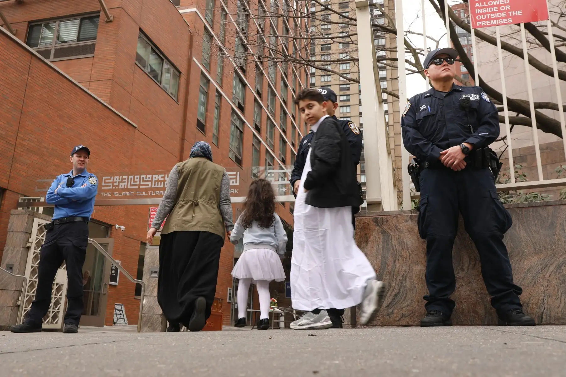 Oficiales de la policía de Nueva York se paran afuera de una mezquita en Manhattan después de los tiroteos en Nueva Zelanda. Foto: AFP