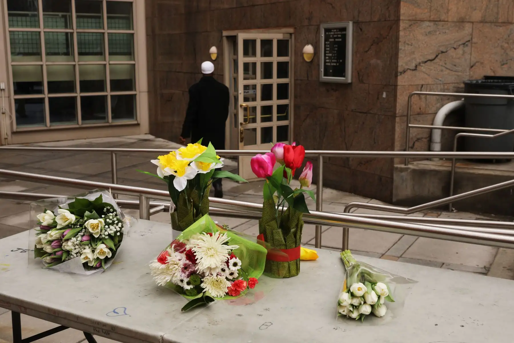 Flores de condolencias se exhiben fuera de una mezquita en Manhattan. Foto: AFP