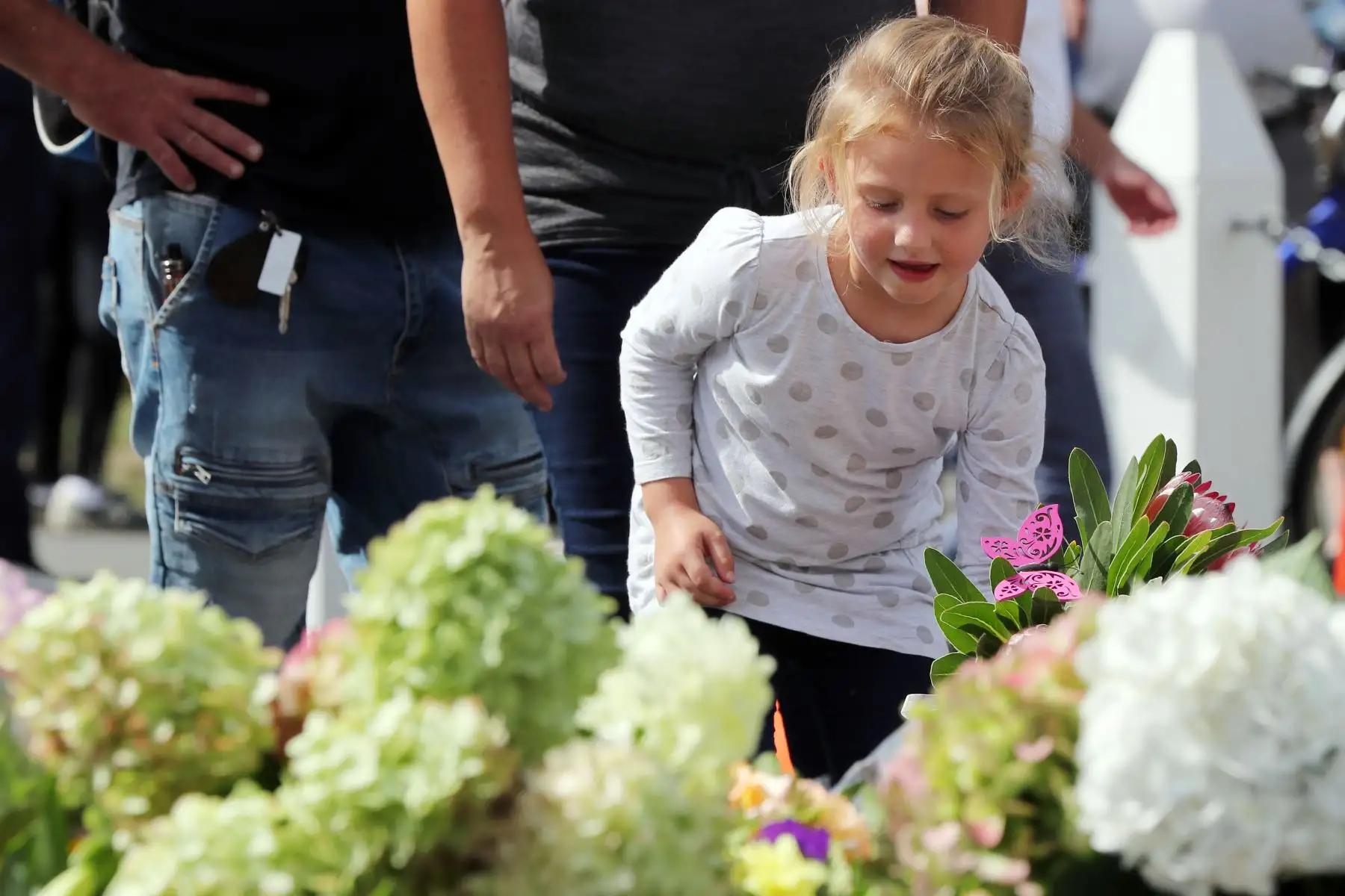 La gente y familiares colocan flores en conmemoración a las víctimas de los ataques a las mezquitas en Nueva Zelanda.Foto: AFP
