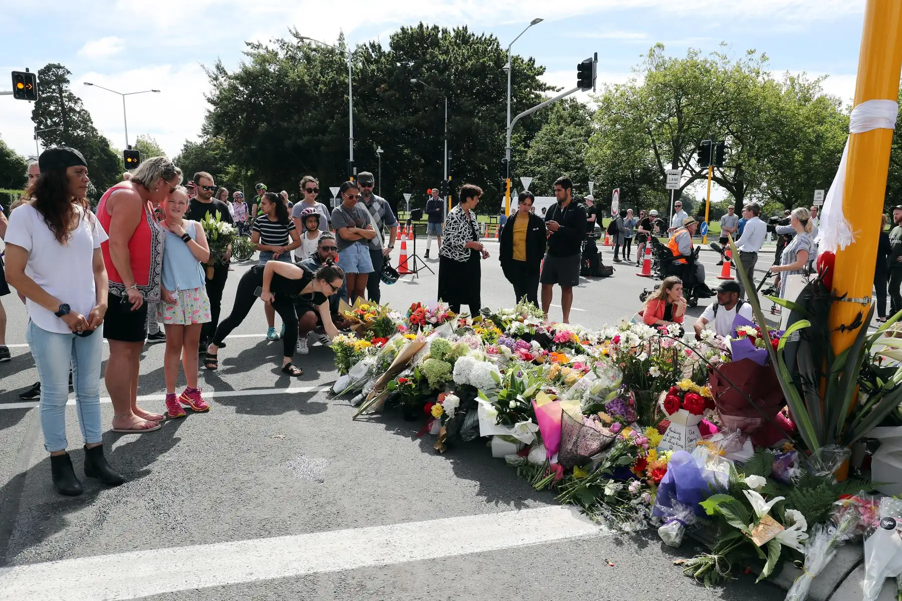 La gente y familiares colocan flores en conmemoración a las víctimas de los ataques a las mezquitas en Nueva Zelanda.Foto: AFP