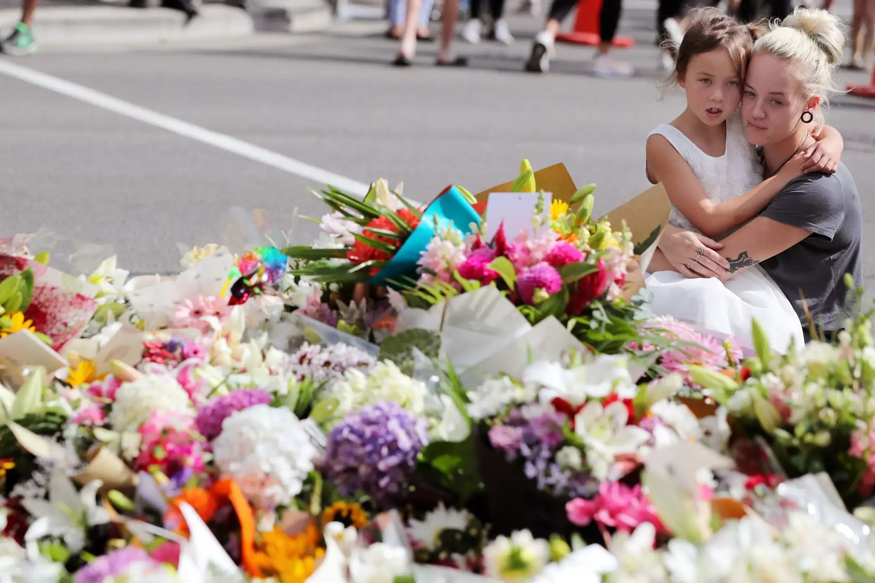 La gente y familiares colocan flores en conmemoración a las víctimas de los ataques a las mezquitas en Nueva Zelanda.Foto: AFP