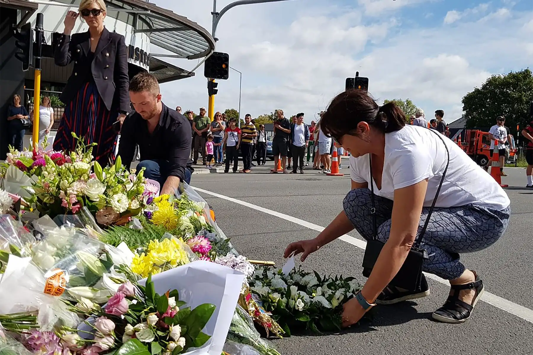 La gente y familiares colocan flores en conmemoración a las víctimas de los ataques a las mezquitas en Nueva Zelanda.Foto: AFP