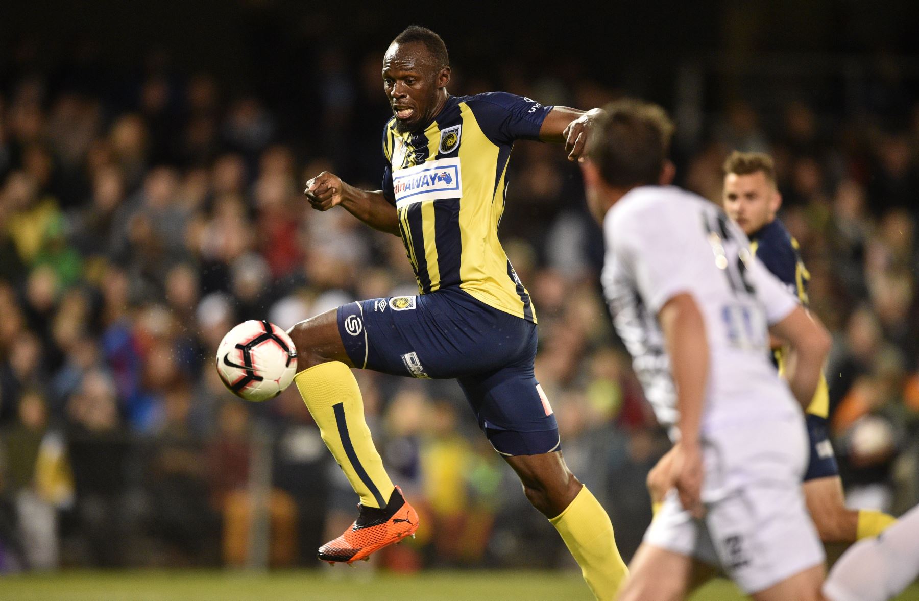 El velocista olímpico Usain Bolt (C), que juega para el club de fútbol de la Liga A Central Coast Mariners, dispara a puerta contra Macarthur South West United en su primera apertura competitiva para el club en Sídney. Foto: AFP.