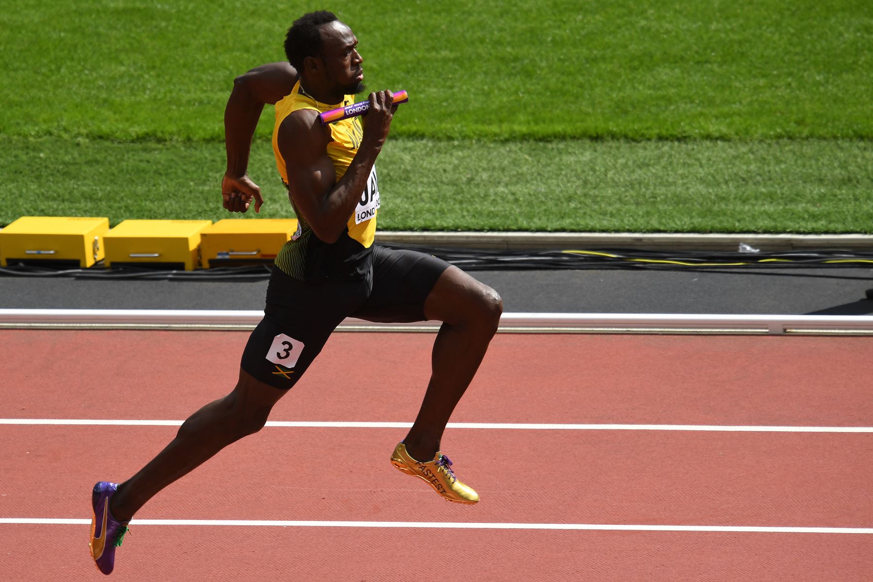 Usain Bolt (R) de Jamaica ancla a su equipo a la victoria en el calor del evento de atletismo de relevos 4x100m masculino en el Campeonato Mundial de la IAAF 2017 en el Estadio de Londres.Foto:AFP