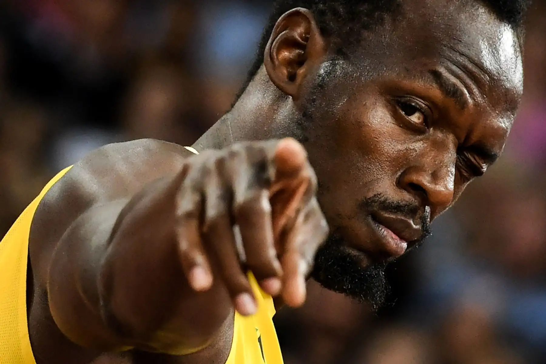 Usain Bolt, de Jamaica, hace un gesto hacia la multitud antes del inicio de la final del evento de atletismo de relevos 4x100 metros masculino en el Campeonato Mundial de la IAAF 2017, en el London Stadium. Foto: AFP.