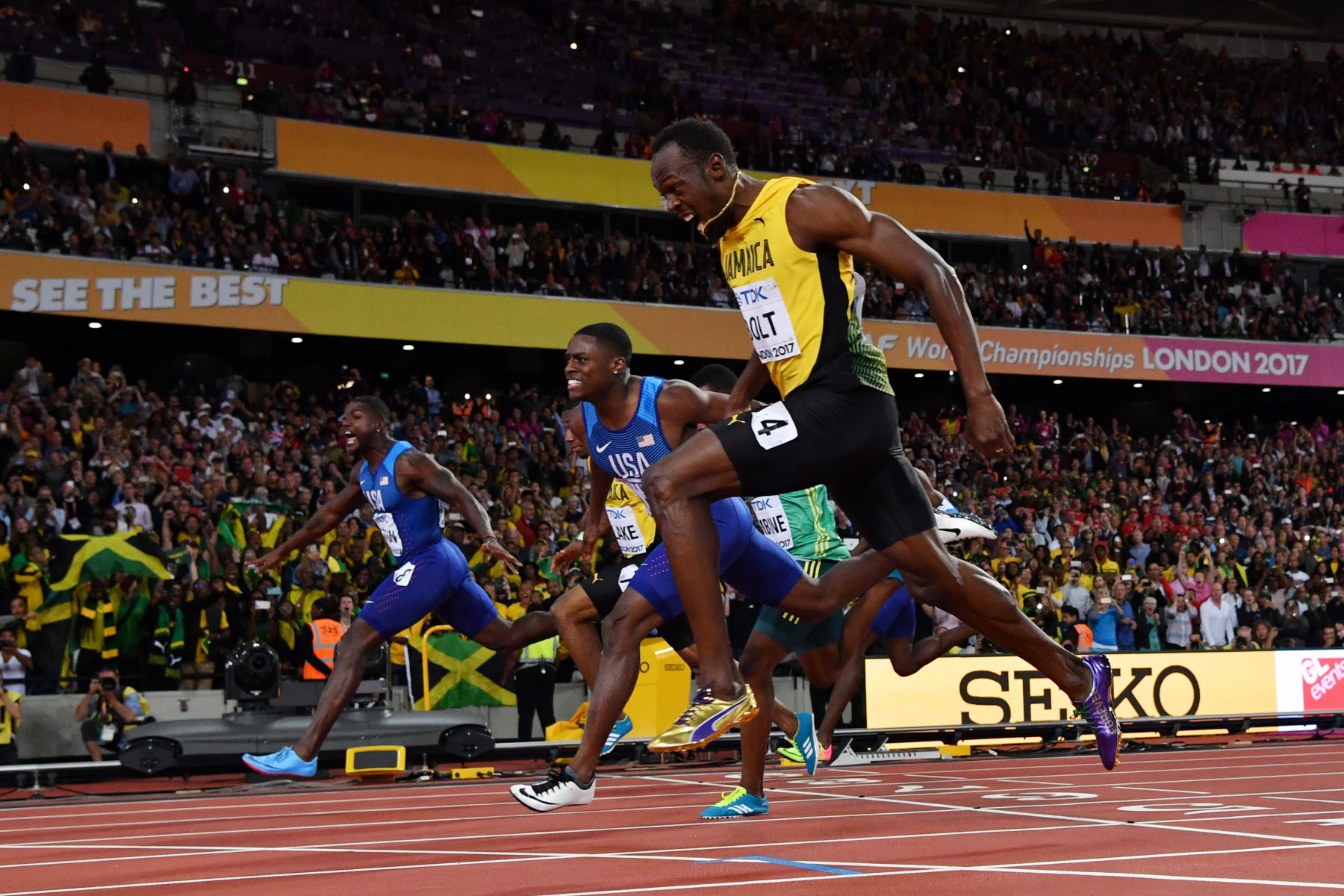 El primer atleta estadounidense Justin Gatlin, el segundo atleta estadounidense Christian Coleman y el tercero, Usain Bolt, de Jamaica, compiten en la final del evento de atletismo masculino de 100 metros en el Campeonato Mundial de la IAAF 2017, en el London Stadium. Foto: AFP.