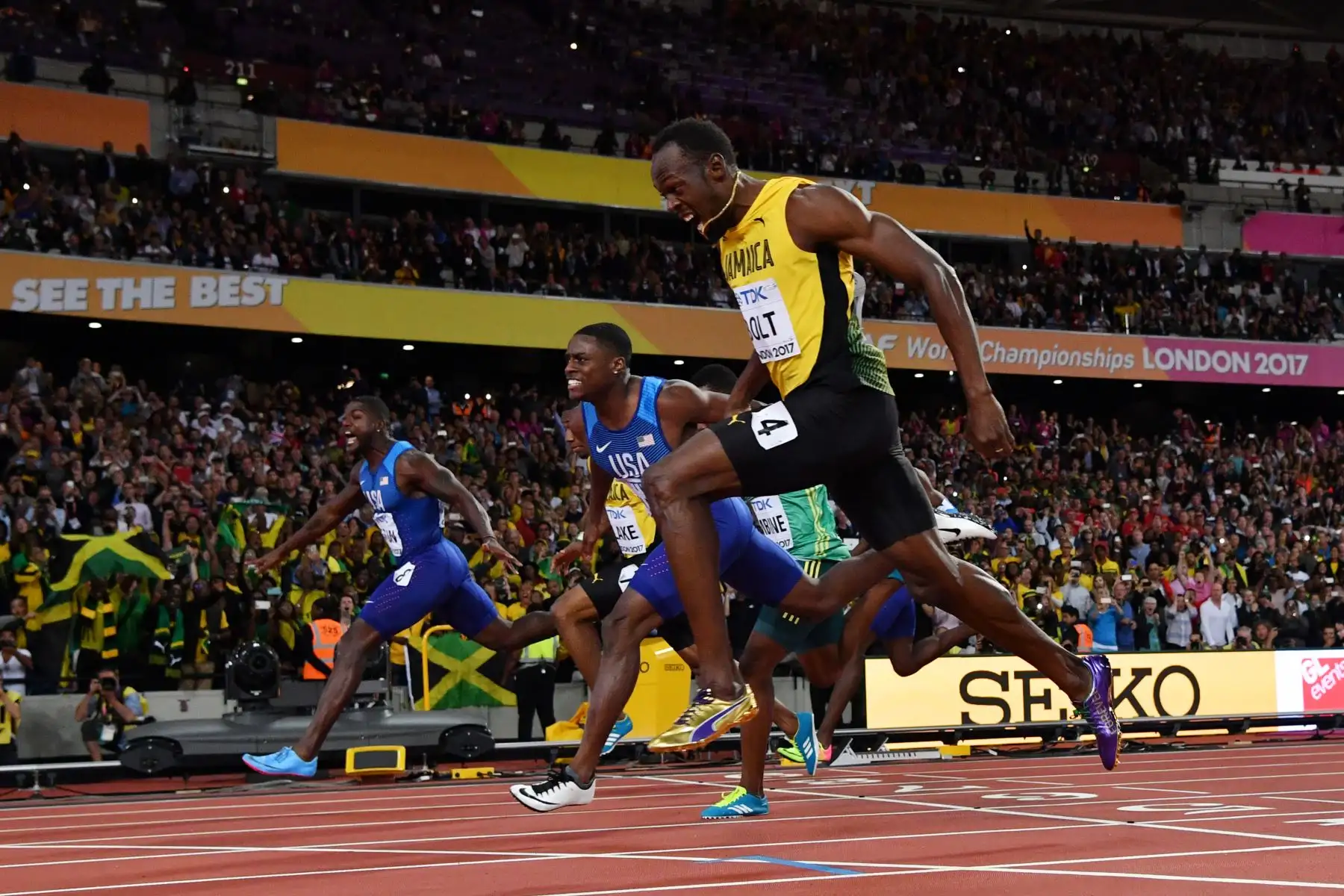 El primer atleta estadounidense Justin Gatlin, el segundo atleta estadounidense Christian Coleman y el tercero, Usain Bolt, de Jamaica, compiten en la final del evento de atletismo masculino de 100 metros en el Campeonato Mundial de la IAAF 2017, en el London Stadium. Foto: AFP.