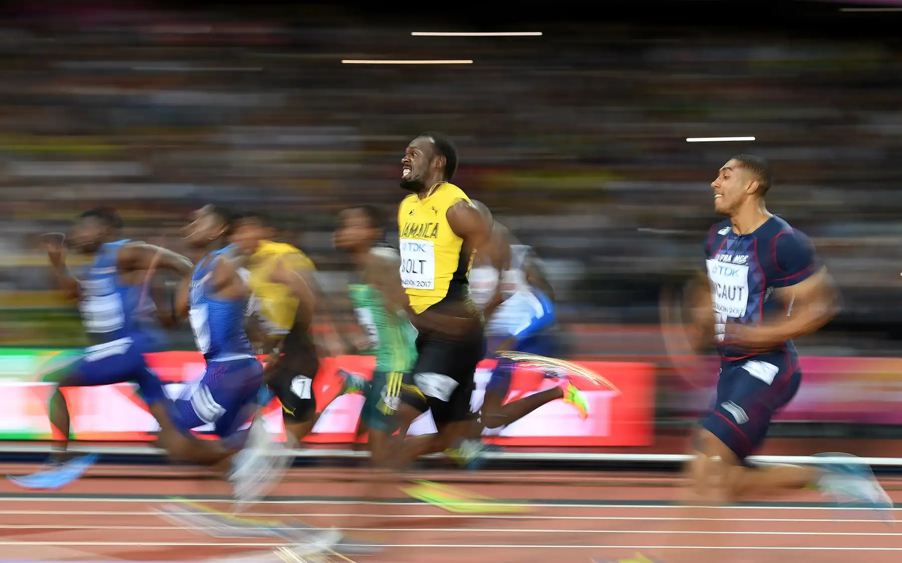 Usain Bolt (c), de Jamaica, compite en la final del evento de atletismo de 100 metros masculino en el Campeonato Mundial de la IAAF 2017, en el London Stadium. Foto: AFP.