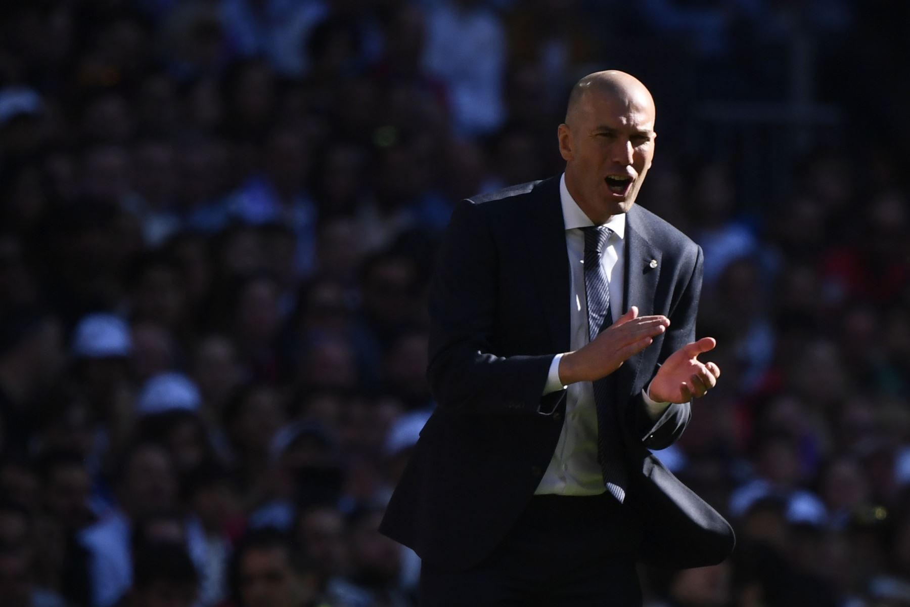 El entrenador francÃ©s del Real Madrid, Zinedine Zidane, aplaude desde la banca durante el partido de fÃºtbol de la liga espaÃ±ola entre el Real Madrid CF y el RC Celta de Vigo en el estadio Santiago BernabÃ©u en Madrid.Foto: AFP