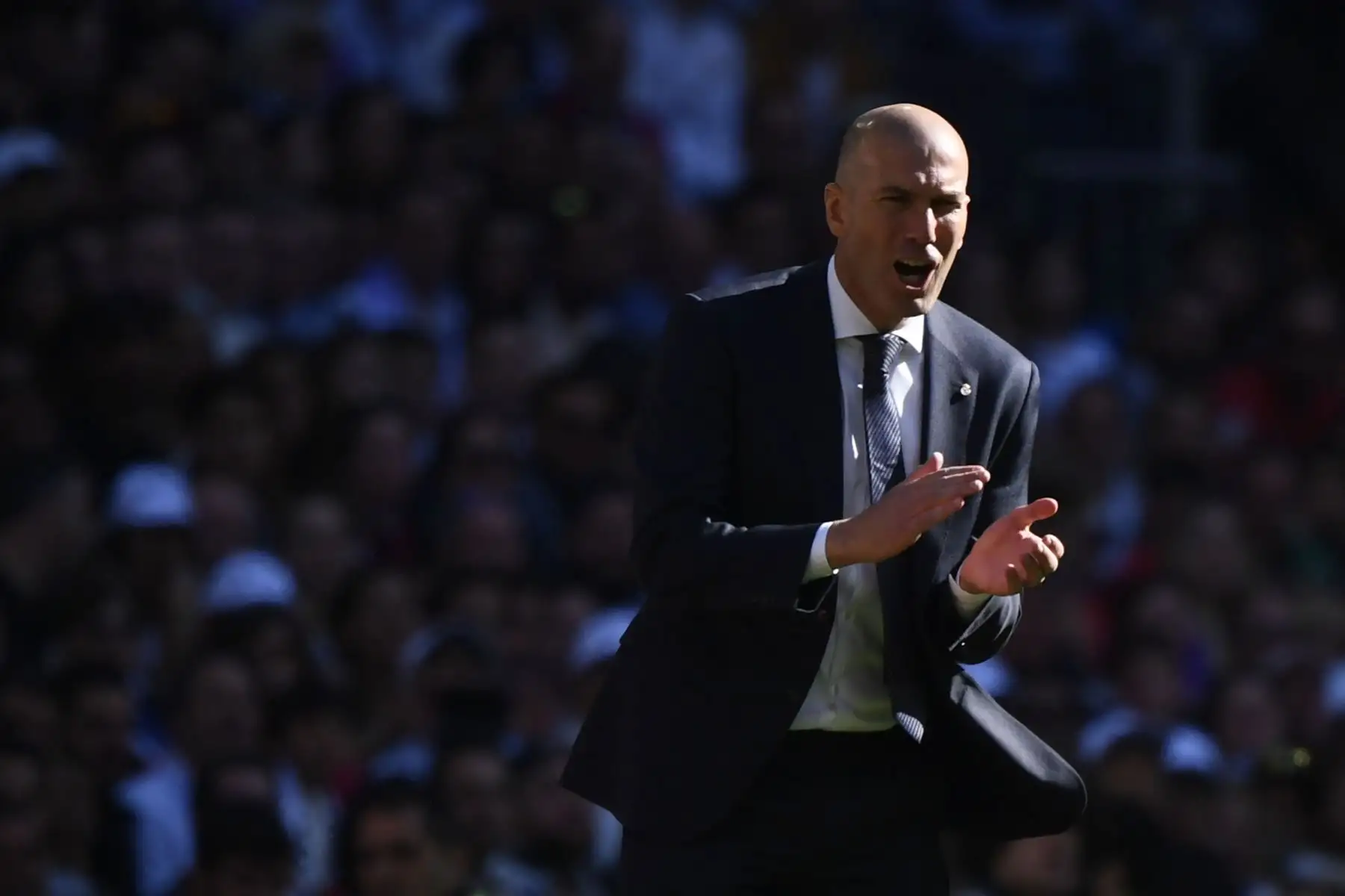 El entrenador francés del Real Madrid, Zinedine Zidane, aplaude desde la banca durante el partido de fútbol de la liga española entre el Real Madrid CF y el RC Celta de Vigo en el estadio Santiago Bernabéu en Madrid.Foto: AFP