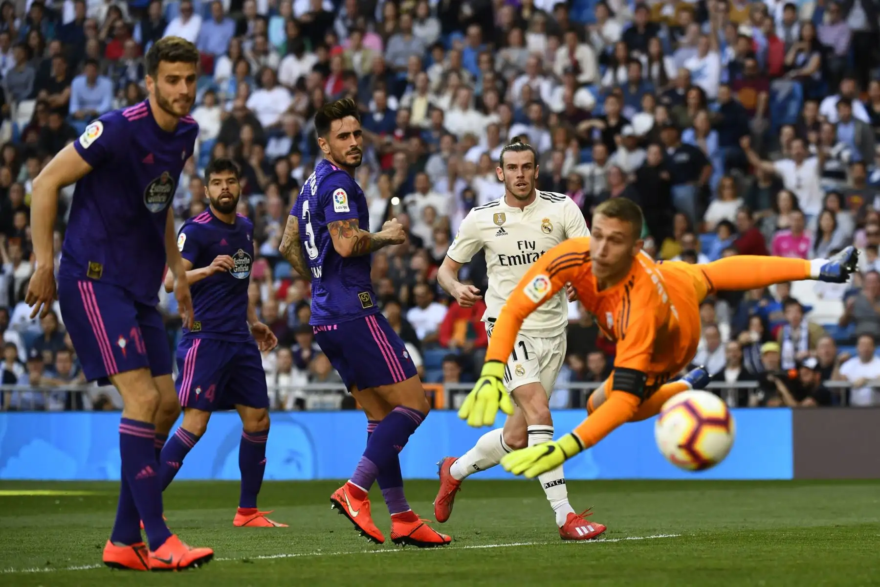 El portero del Celta Vigo, Rubén Blanco (R), se zambulle para salvar el tiro del delantero galés Gareth Bale (2R) del Real Madrid durante el partido de fútbol de la liga española entre el Real Madrid CF y el RC Celta de Vigo en el estadio Santiago Bernabeu de Madrid.Foto:AFP