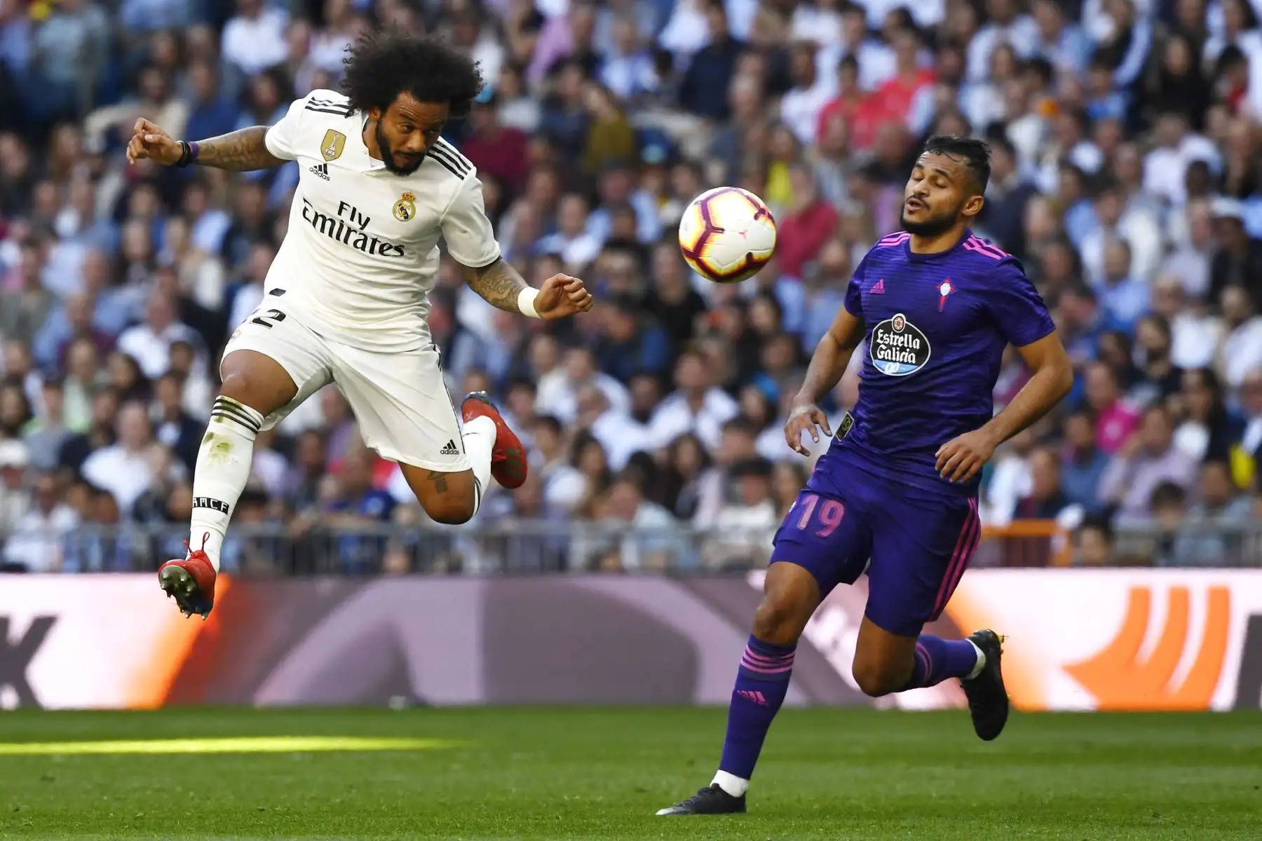 El defensa brasileño del Real Madrid Marcelo (L) encabeza el balón al lado de la mediocampista marroquí del Celta Vigo Sofiane Boufal durante el partido de fútbol de la liga española entre el Real Madrid CF y el RC Celta de Vigo.Foto:AFP