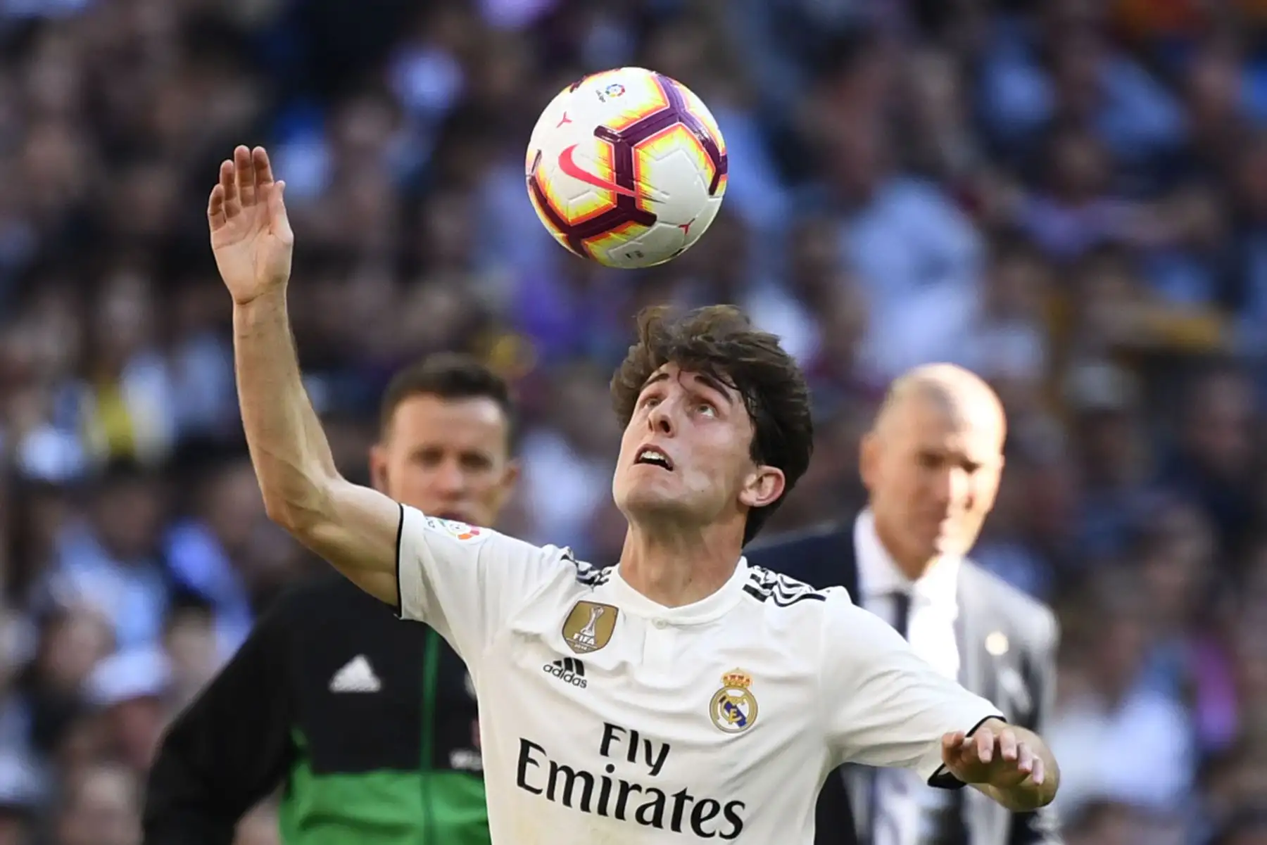 El defensor español del Real Madrid, Álvaro Odriozola, mira la pelota durante el partido de fútbol de la liga española entre el Real Madrid CF y el RC Celta de Vigo.Foto:AFP