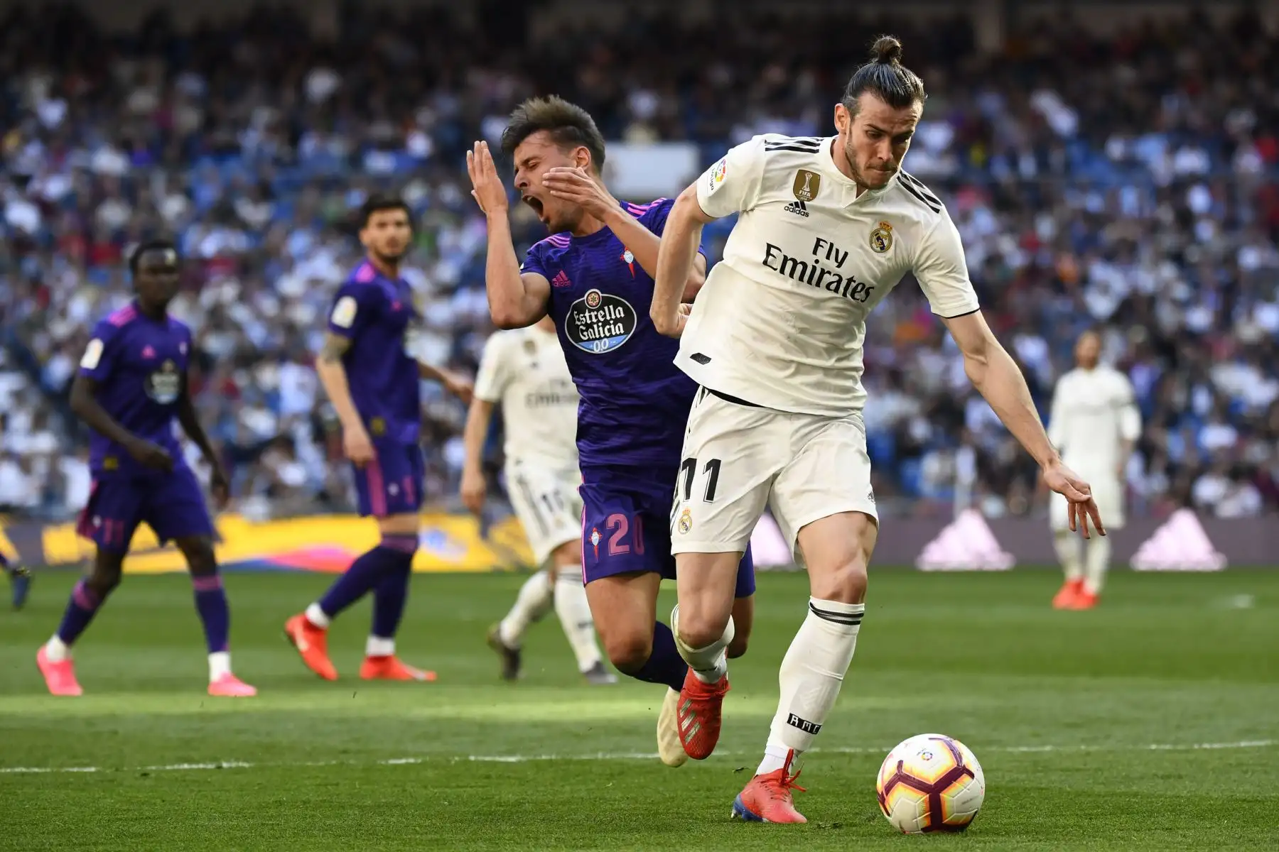 El delantero galés del Real Madrid Gareth Bale (R) comete faltas al defensor español del Celta Vigo Kevin Vázquez durante el partido de fútbol de la liga española entre el Real Madrid CF y el RC Celta de Vigo.Foto:AFP