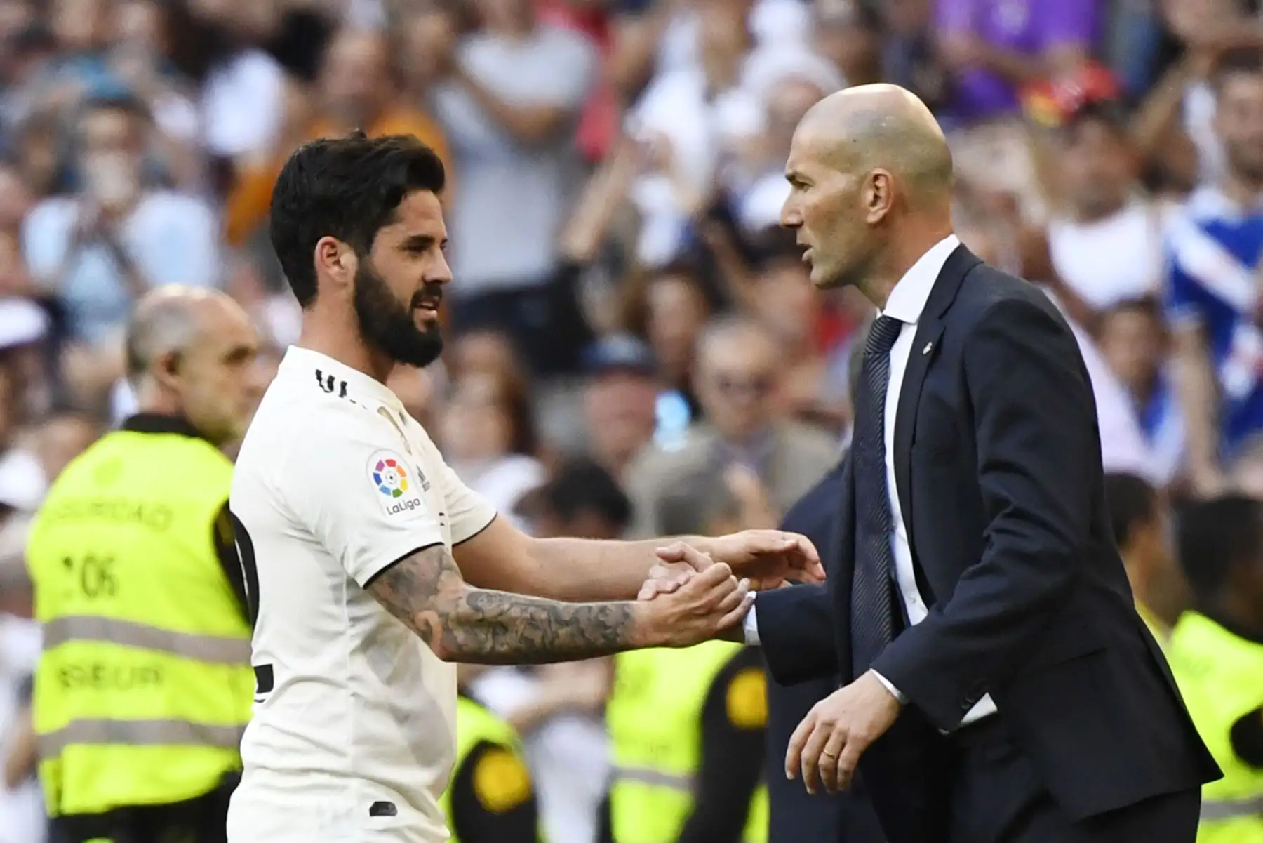 El mediocampista español del Real Madrid, Isco (L), celebra el gol de apertura con el entrenador francés del Real Madrid Zinedine Zidane durante el partido de fútbol de la liga española entre el Real Madrid CF y el RC Celta de Vigo.Foto:AFP