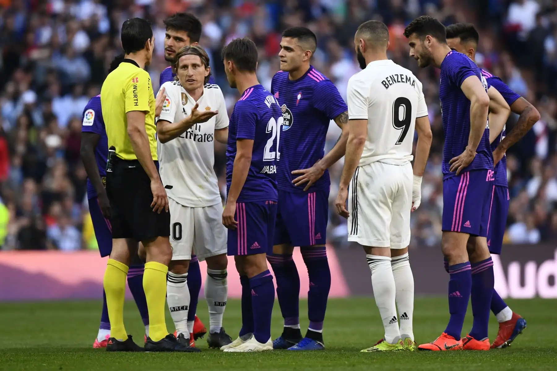 Los jugadores de ambos equipos se reúnen alrededor del árbitro español Juan Martínez Munuera durante el partido de fútbol de la liga española entre el Real Madrid CF y el RC Celta de Vigo.Foto:AFP
