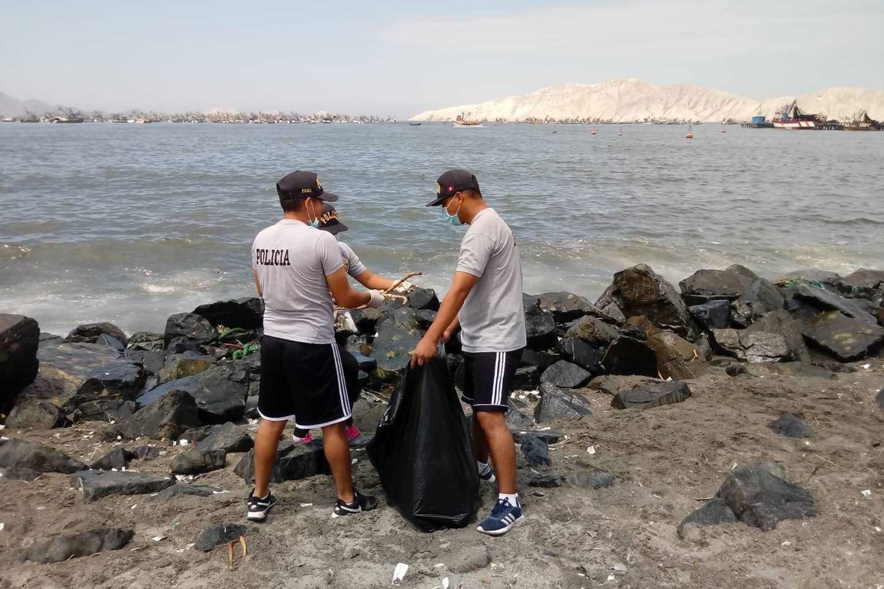 Agentes de la División Policial (Divipol) de Chimbote, en la región Áncash, se sumaron al reto mundial “Trashtag Challenge”, que busca mantener limpios los lugares públicos a través de campañas de limpieza y segregación adecuada de residuos.
