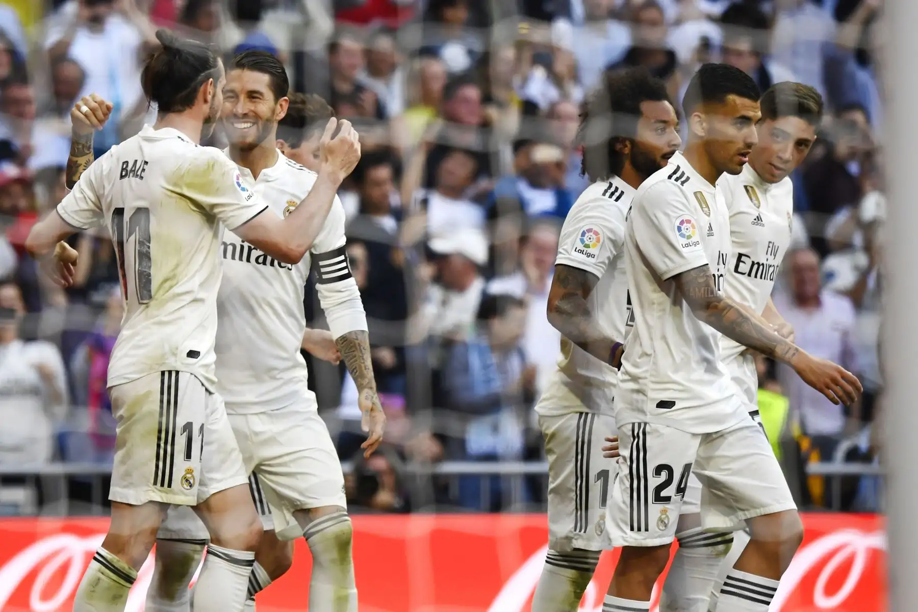 El delantero galés del Real Madrid Gareth Bale (L) celebra su gol con el defensor español del Real Madrid Sergio Ramos durante el partido de fútbol de la liga española entre el Real Madrid CF y el RC Celta de Vigo.Foto:AFP