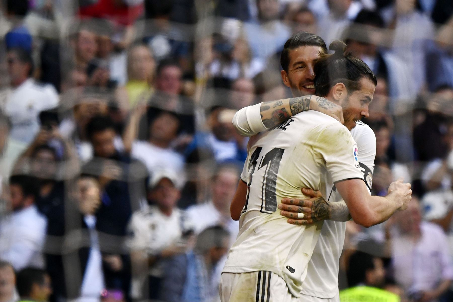 El delantero galÃ©s del Real Madrid Gareth Bale (R) celebra su gol con el defensor espaÃ±ol del Real Madrid Sergio Ramos durante el partido de fÃºtbol de la liga espaÃ±ola entre el Real Madrid CF y el RC Celta de Vigo.Foto:AFP
