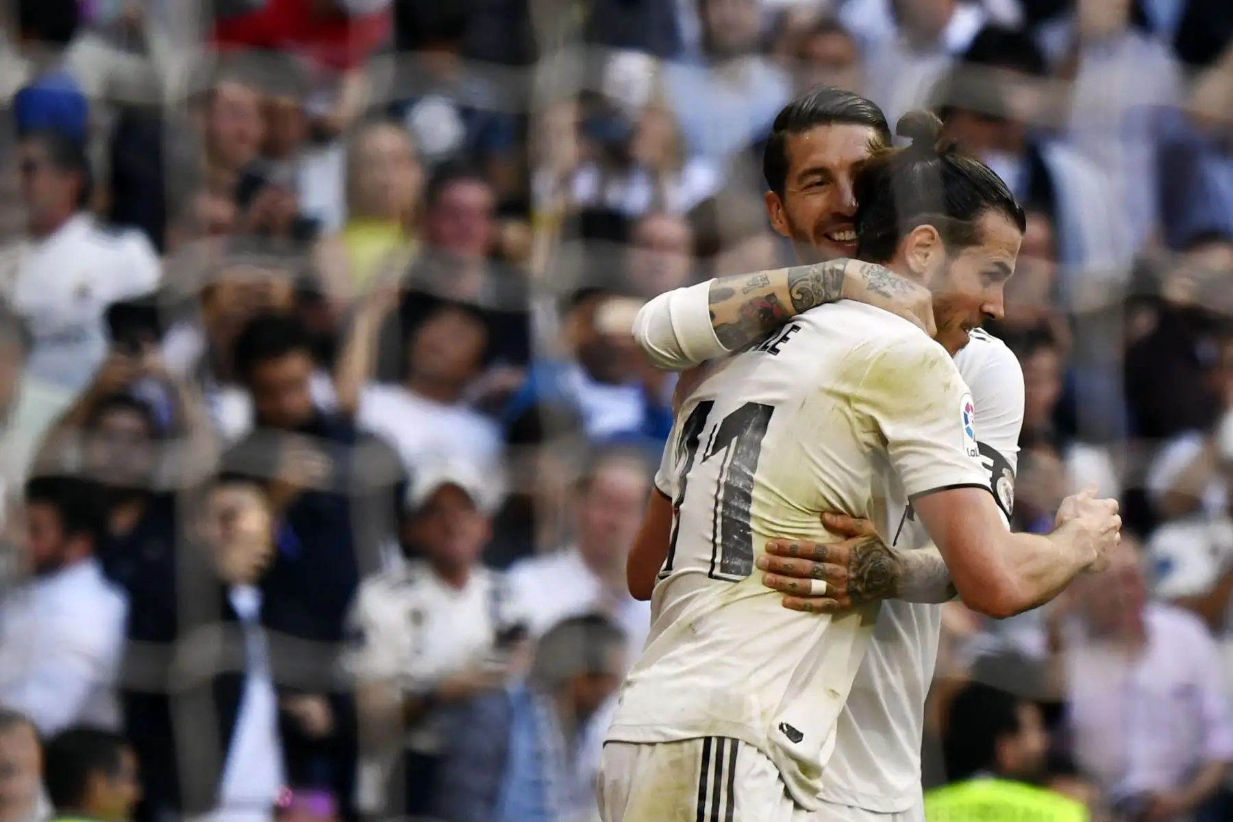 El delantero galés del Real Madrid Gareth Bale (R) celebra su gol con el defensor español del Real Madrid Sergio Ramos durante el partido de fútbol de la liga española entre el Real Madrid CF y el RC Celta de Vigo.Foto:AFP