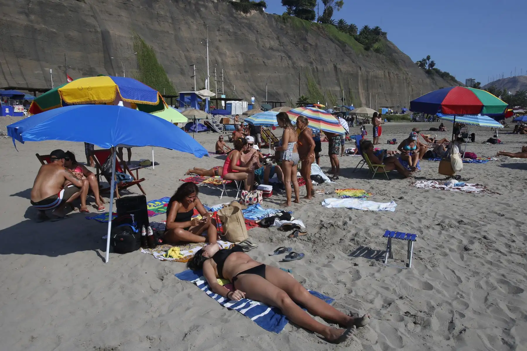 Familias disfrutan del fin de semana soleado en la Playa Agua Dulce de Chorrillos. Foto: ANDINA/Nathalie Sayago