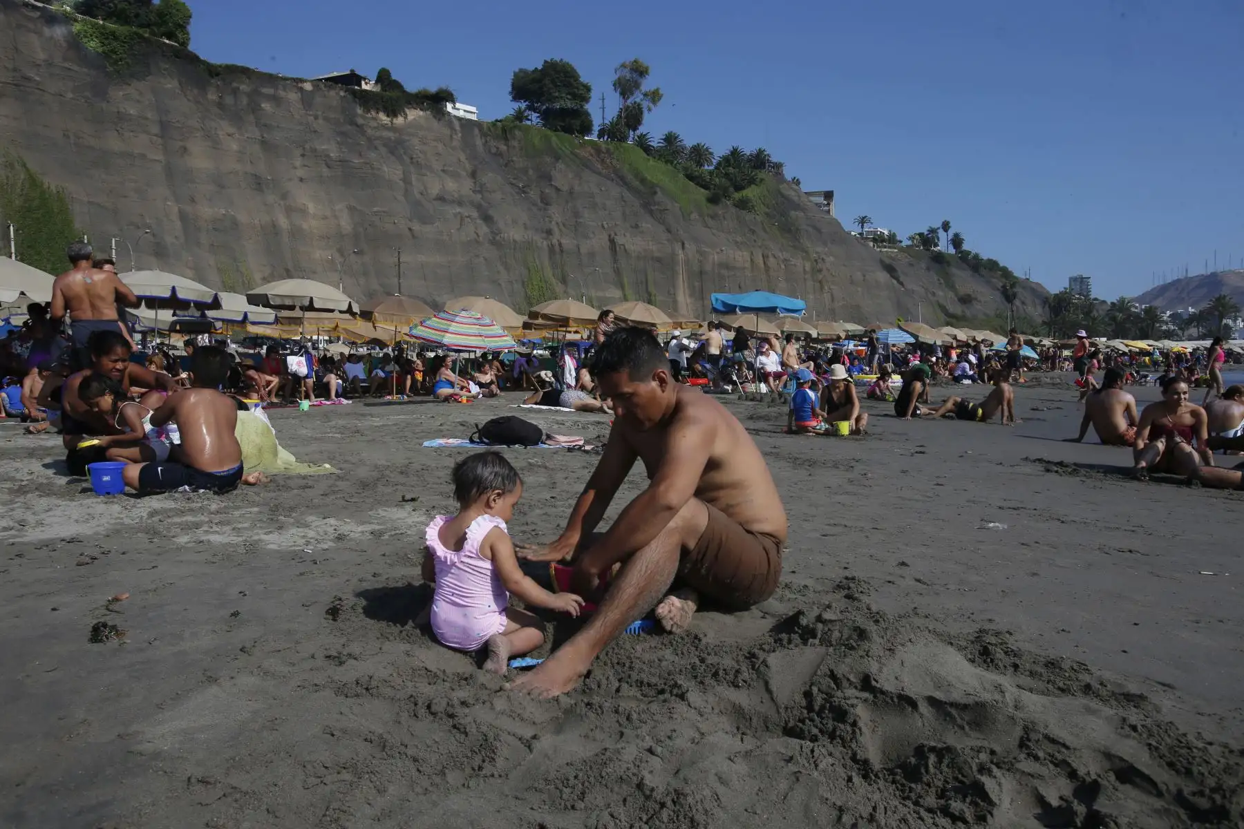 Familias disfrutan del fin de semana soleado en la Playa Agua Dulce de Chorrillos. Foto: ANDINA/Nathalie Sayago
