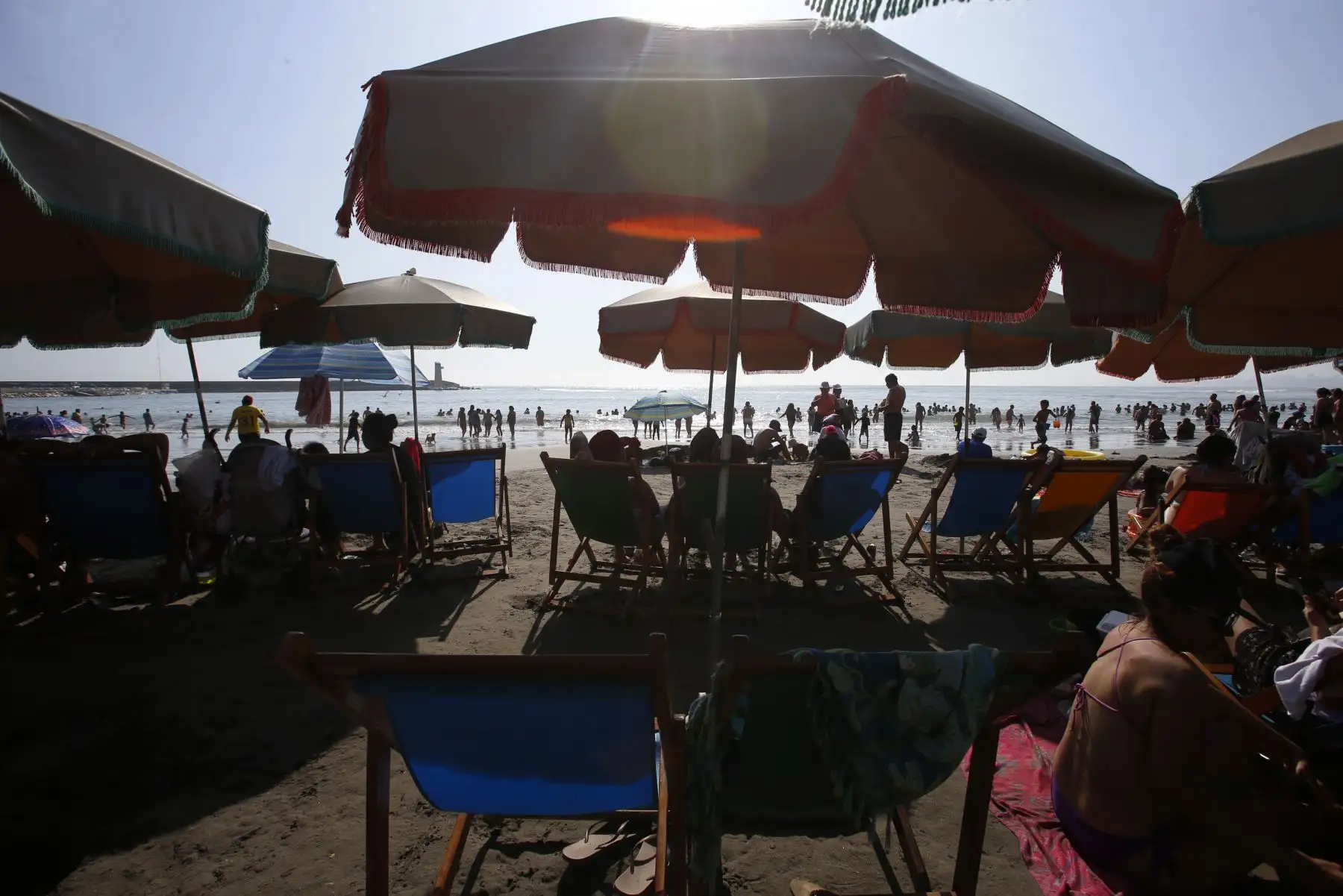 Familias disfrutan del fin de semana soleado en la Playa Agua Dulce de Chorrillos. Foto: ANDINA/Nathalie Sayago