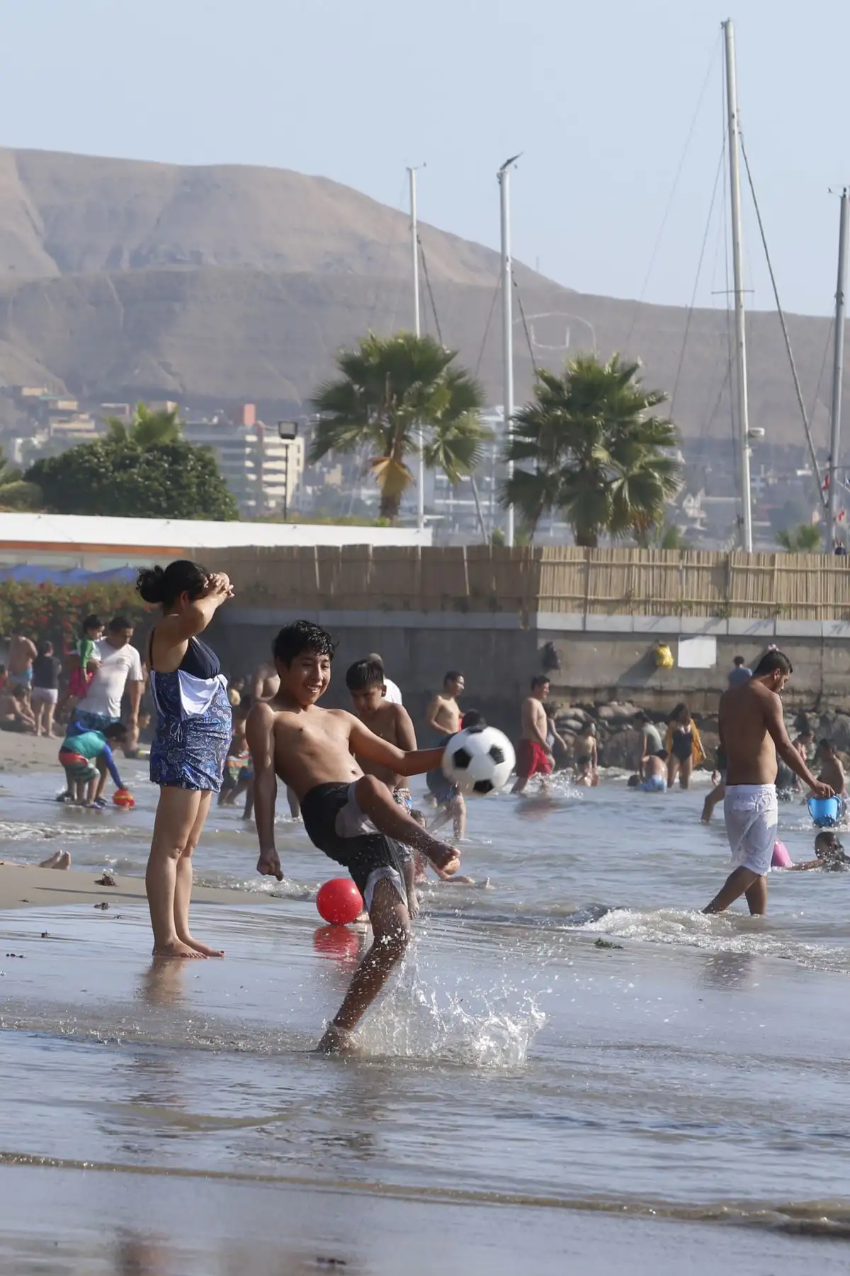 Familias disfrutan del fin de semana soleado en la Playa Agua Dulce de Chorrillos. Foto: ANDINA/Nathalie Sayago