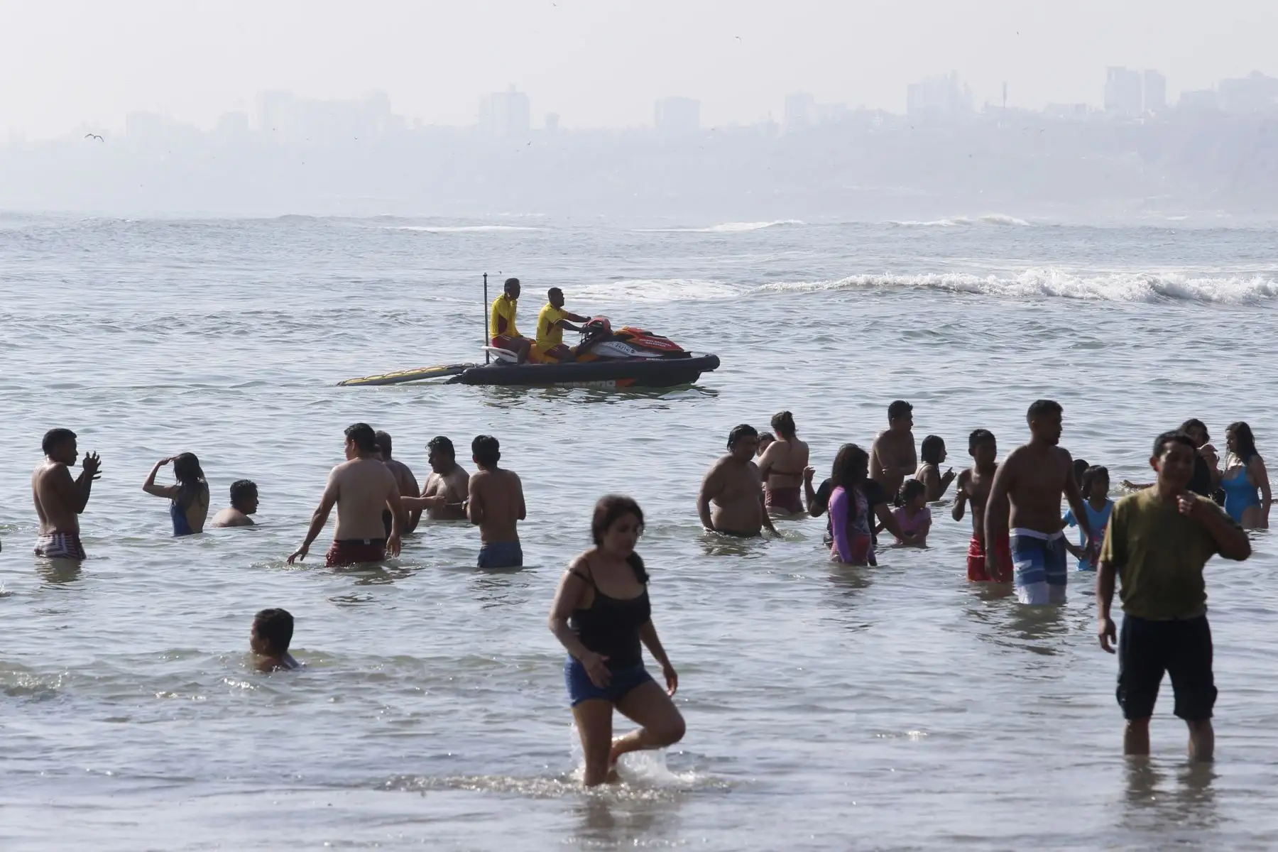 Familias disfrutan del fin de semana soleado en la Playa Agua Dulce de Chorrillos. Foto: ANDINA/Nathalie Sayago