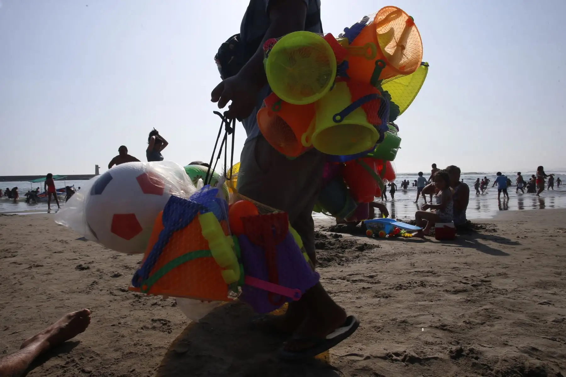 Familias disfrutan del fin de semana soleado en la Playa Agua Dulce de Chorrillos. Foto: ANDINA/Nathalie Sayago