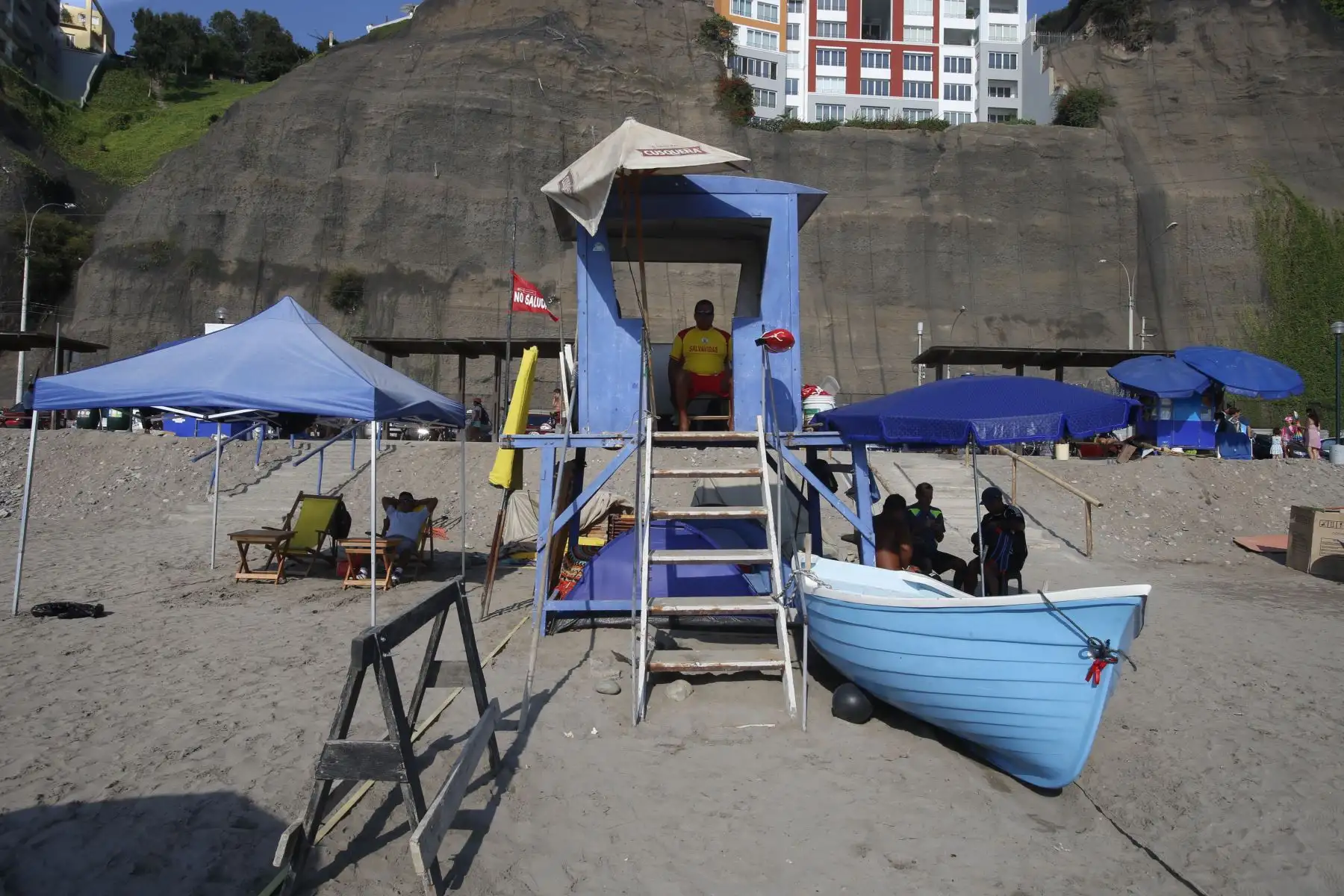 Familias disfrutan del fin de semana soleado en la Playa Agua Dulce de Chorrillos. Foto: ANDINA/Nathalie Sayago