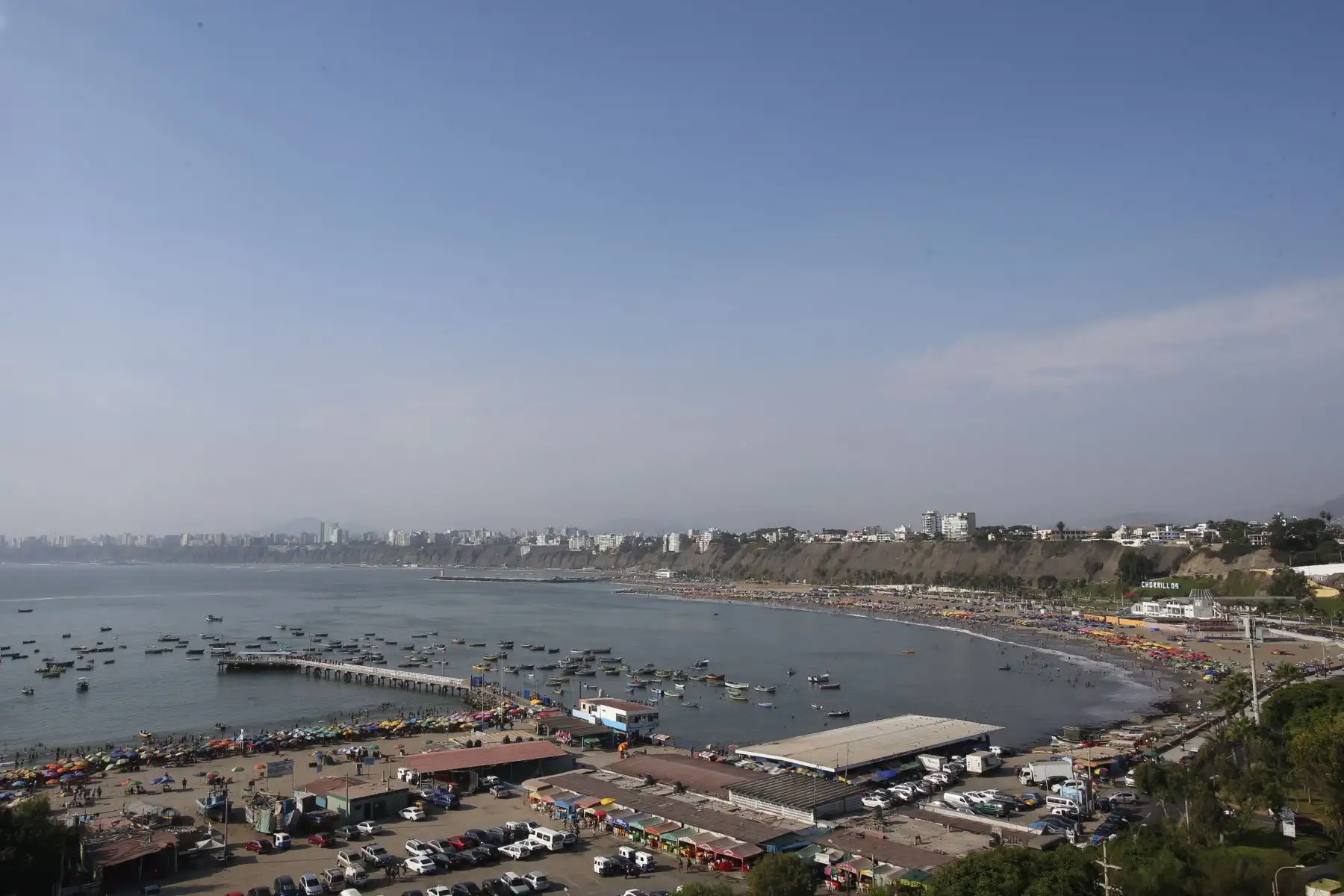 Familias disfrutan del fin de semana soleado en la Playa Agua Dulce de Chorrillos. Foto: ANDINA/Nathalie Sayago