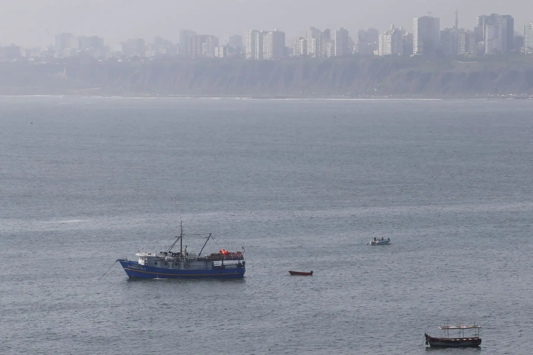 Familias disfrutan del fin de semana soleado en la Playa Agua Dulce de Chorrillos. Foto: ANDINA/Nathalie Sayago