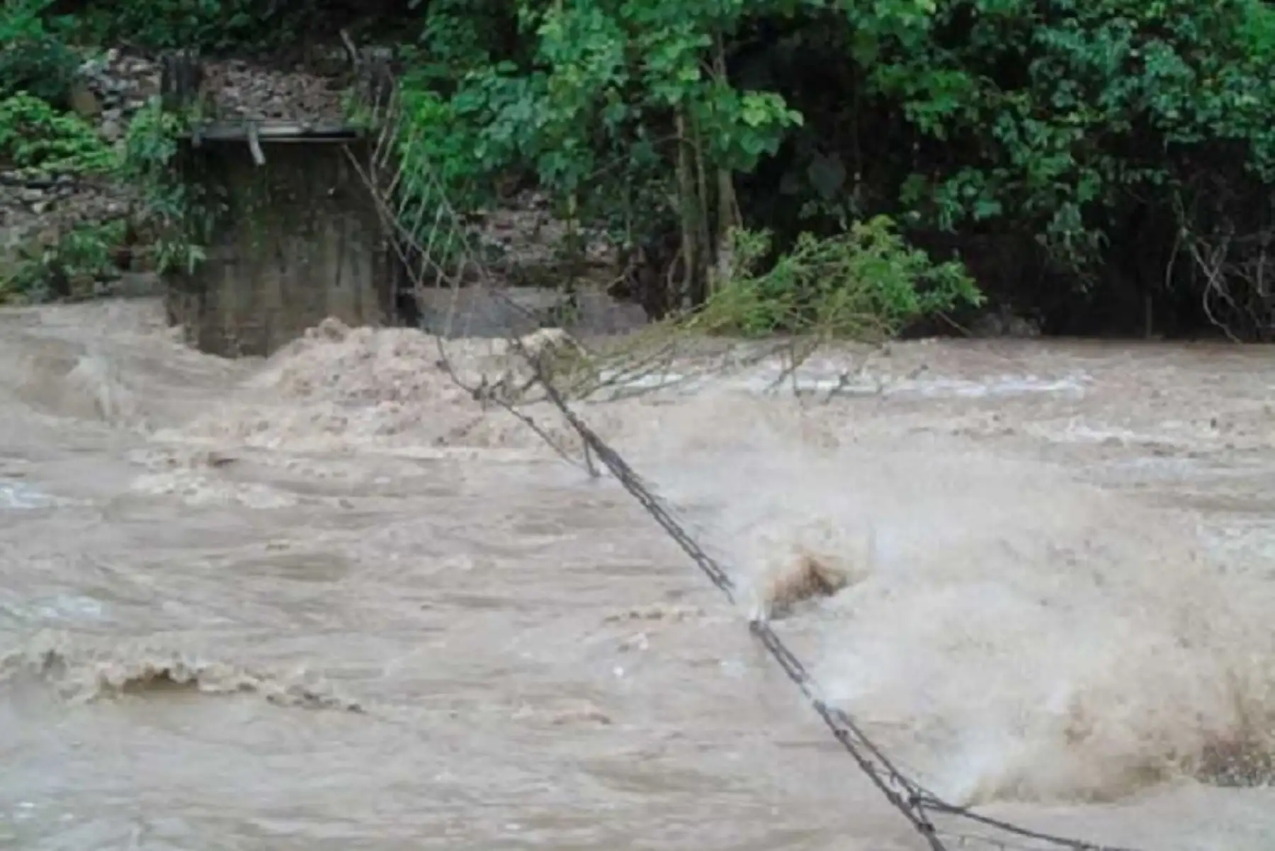 Como las fuertes lluvias originaron el incremento del río que causó el  colapso del puente peatonal en el sector de Casa Blanca, distrito de Pozuzo, provincia de Oxapampa, región Pasco, se construirá una rondana tipo canastilla para el traslado de las personas.