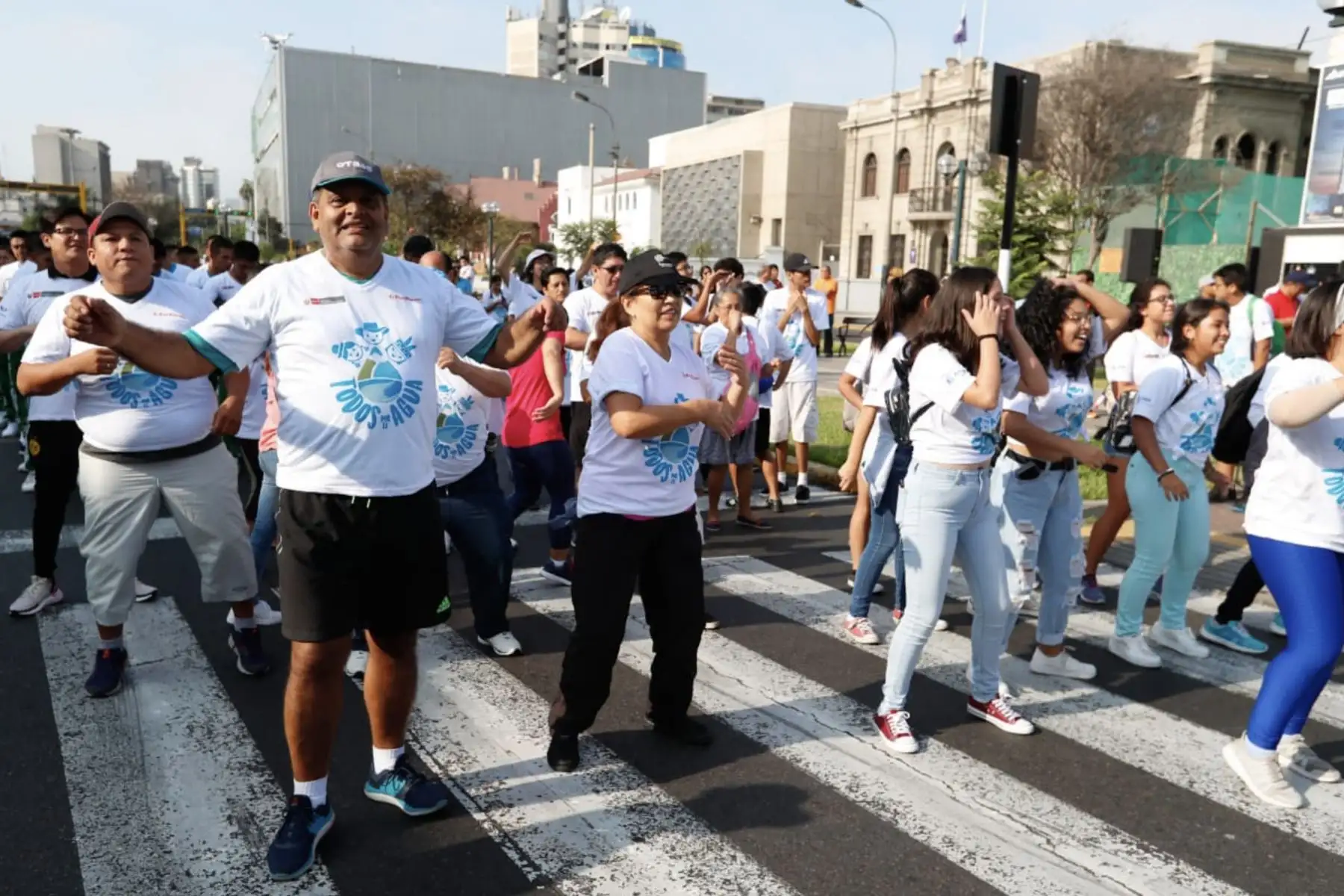 Ciudadanos  participan en la Caminata por el Día Mundial del Agua.Foto: TwitterFoto: Twitter