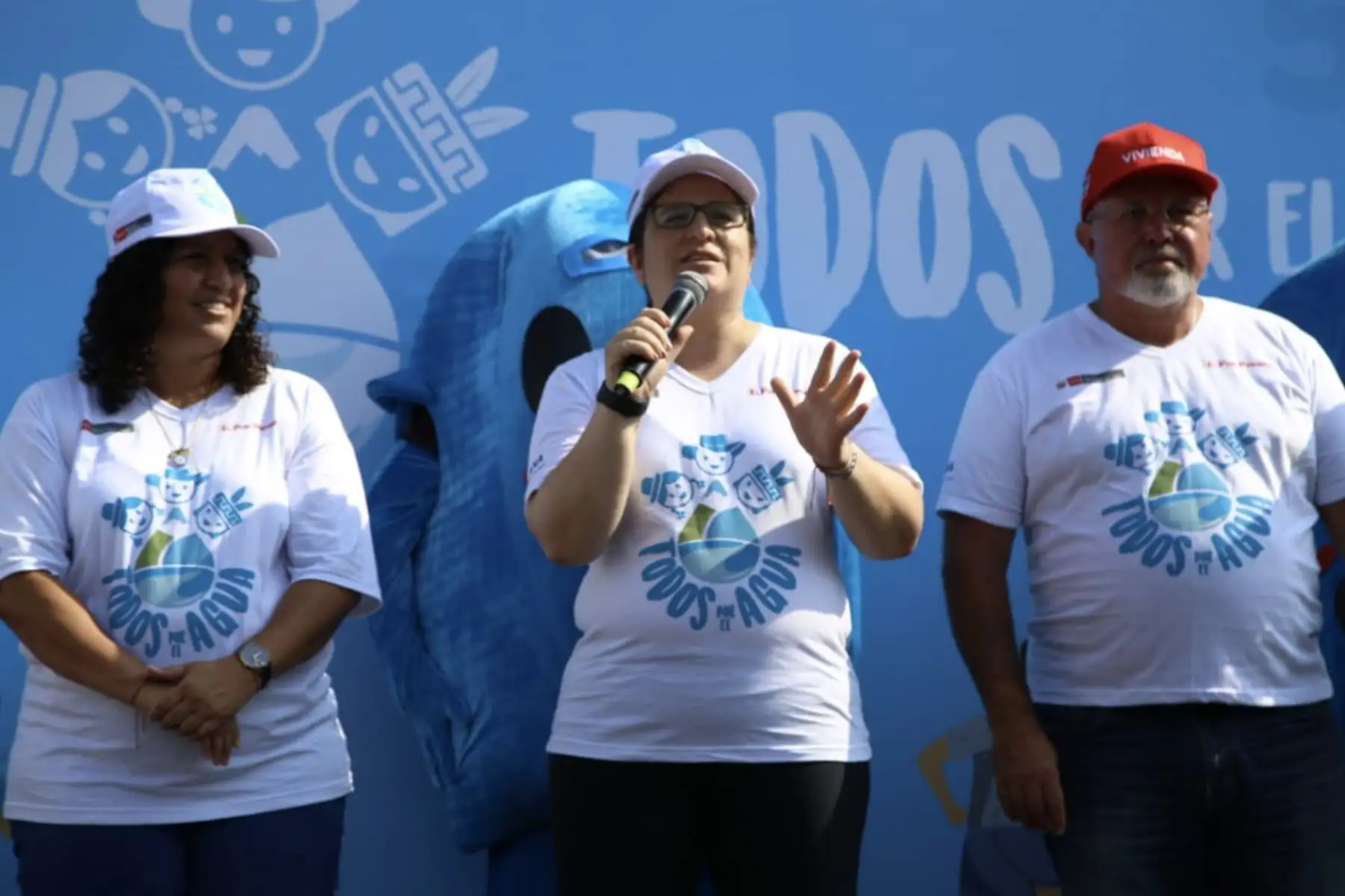 Ministro de Vivienda; Carlos Bruce, Ministra de Agricultura; Fabiola Muñoz y Ministra de Ambiente, Lucia Ruiz  participan en la Caminata por el Día Mundial del Agua.Foto: Twitter
