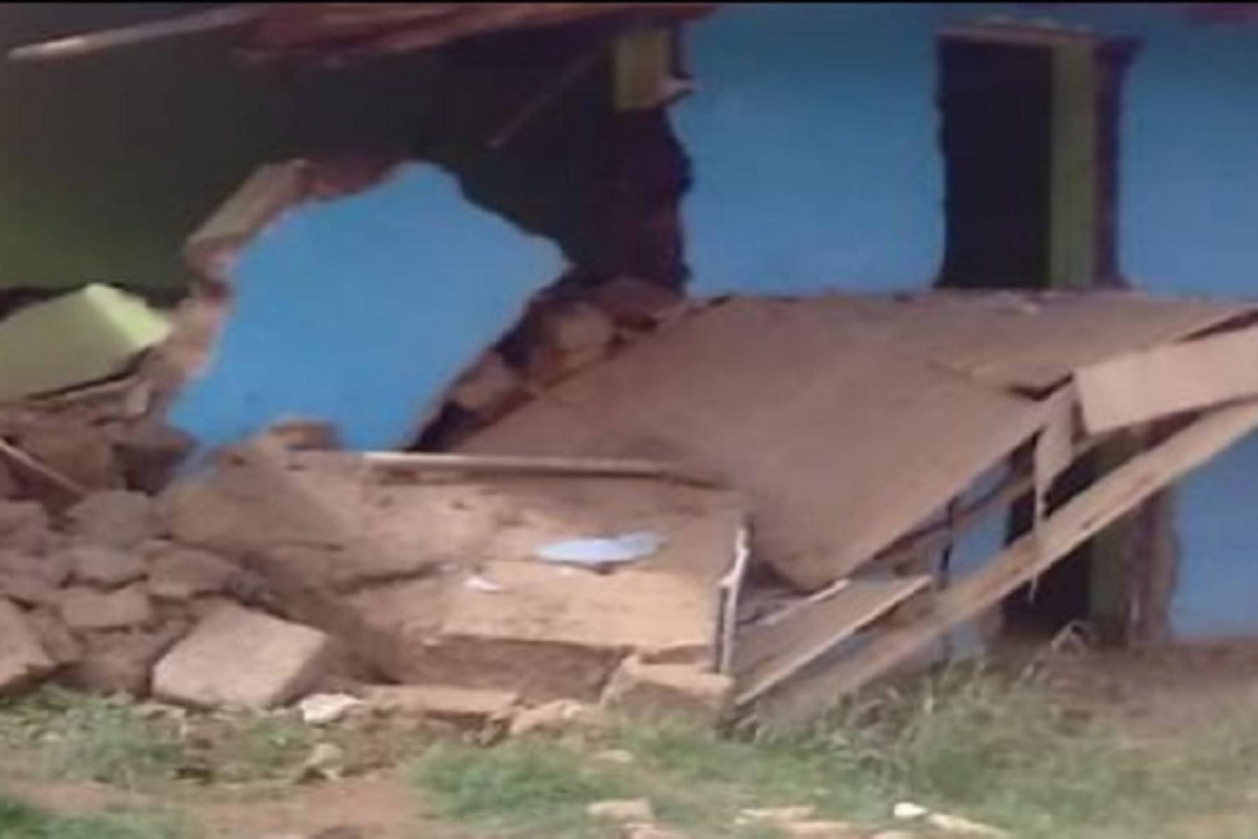 En tres distritos de la región La Libertad, las fuertes lluvias dañaron en la víspera un colegio, una vivienda y originaron un deslizamiento que bloqueó una carretera, informó el Instituto Nacional de Defensa Civil (Indeci).