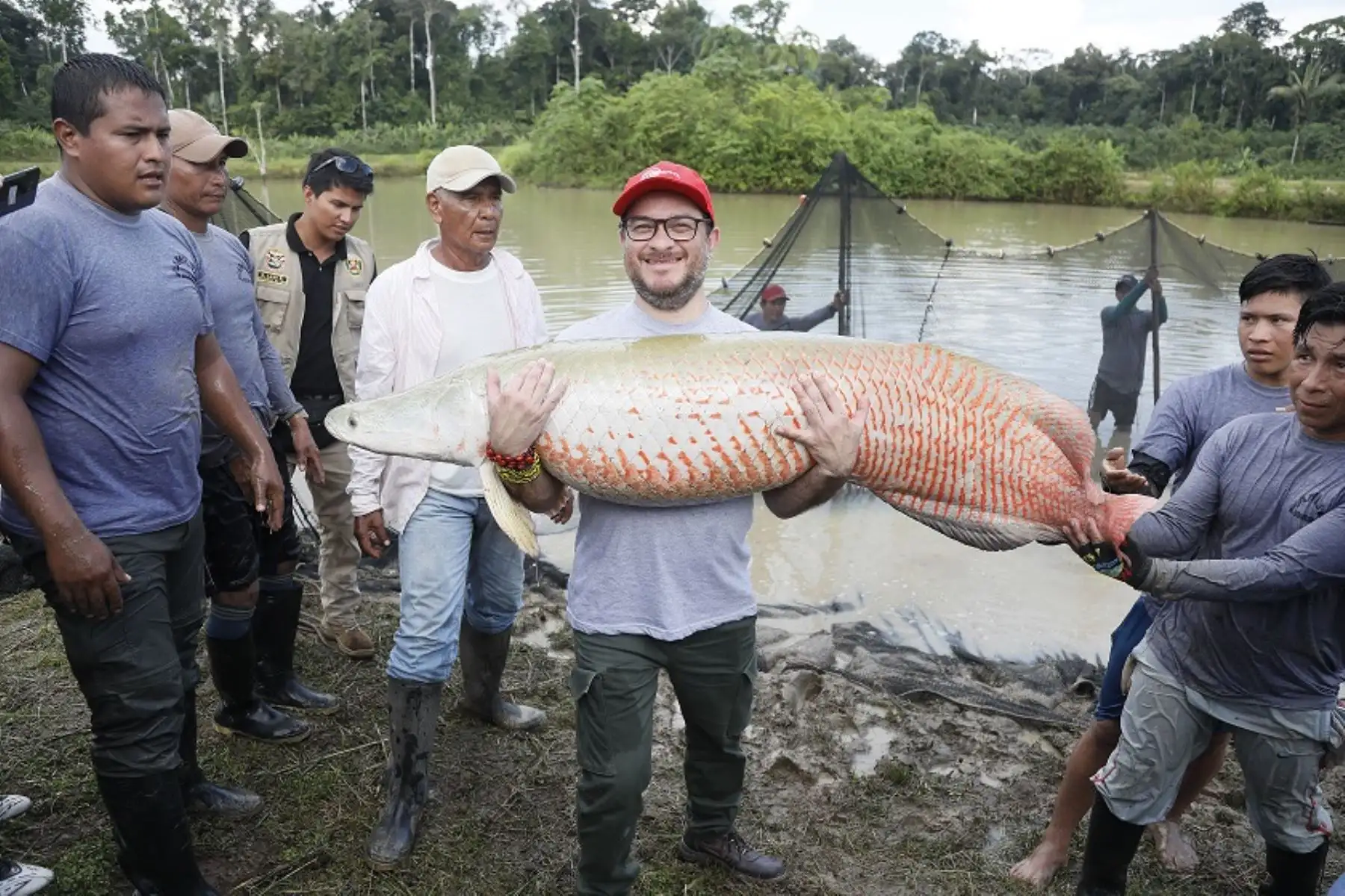 Ministro de Comercio Exterior y Turismo, Edgar Vásquez sostiene un ejemplar de paiche en la región Loreto. Foto: Cortesía.